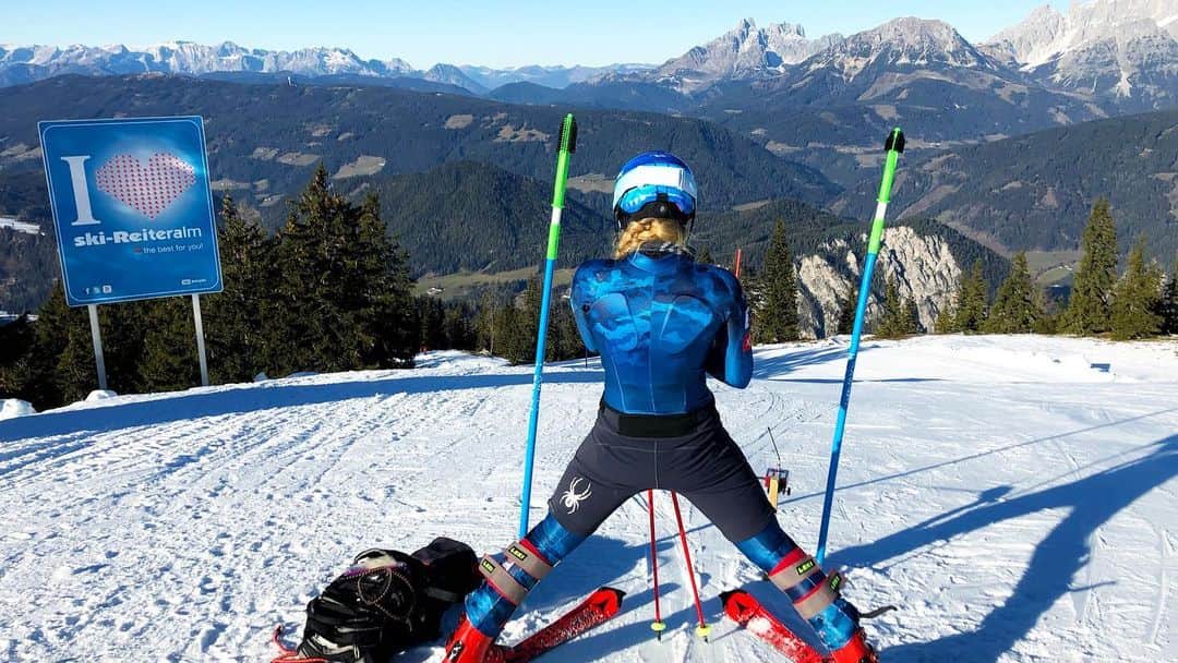 ミカエラ・シフリンさんのインスタグラム写真 - (ミカエラ・シフリンInstagram)「Gotta love the sound of creaking ski boots, pole-clicks and radio-talk☺️ thank you @reiteralm for the amazing training days! 🤙🤙   Time to go to France🙈 #sheskis (🎥📸: @nfran24 )」12月9日 21時37分 - mikaelashiffrin