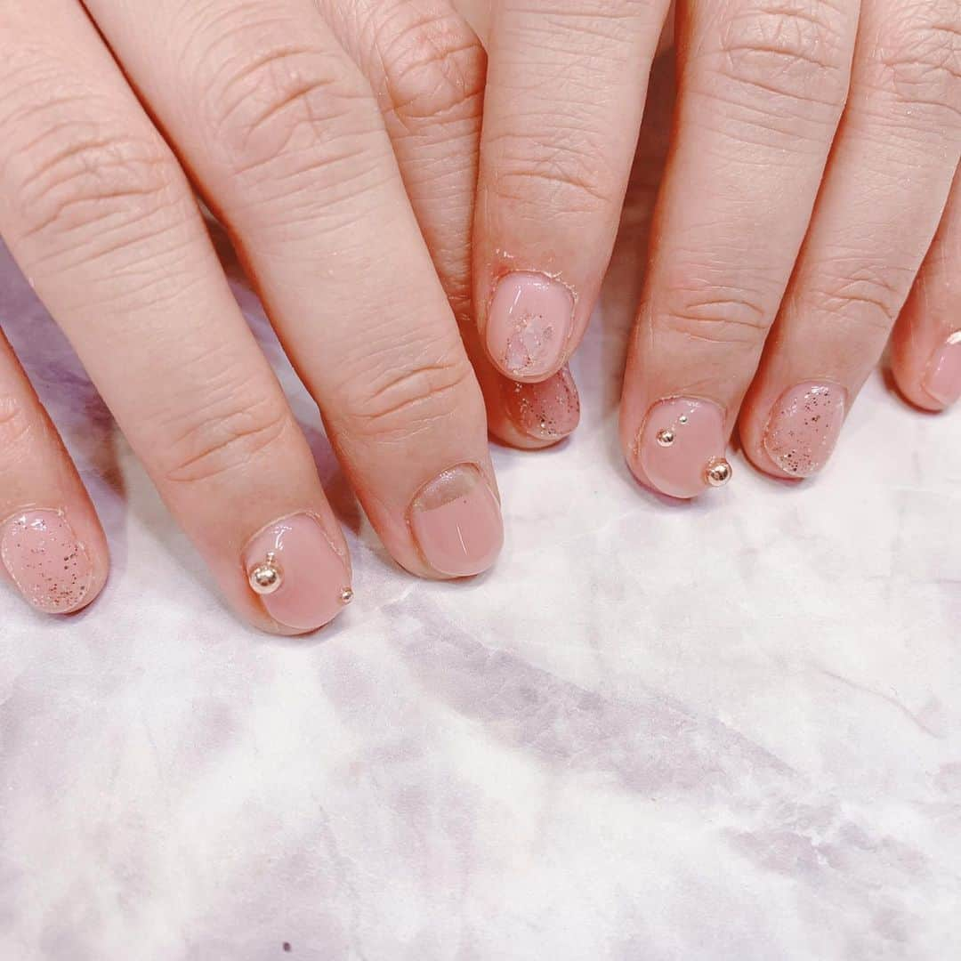 佐藤弥生さんのインスタグラム写真 - (佐藤弥生Instagram)「柏の@sensi_nail_に行ってきたよ💓 今回は"女スイッチ"が入ってるネイル💅 たまーにこういう気分になります💁‍♀️ ファッションはメンズライクにして、こういう細かいところは女性らしいっていうニュアンスが好きです💓 ・ スカートとかワンピースはほとんど穿きません。。 スキニーデニムにたっぽりのニット、ボリュームあるブーツ、それにMA-1のジャケットってのが最近の定番！ ヘアは少し伸びてきたので、外に巻いてスタイリング剤つけずにフワフワさせてたい💫 ・ 保育園の女の子や、息子の友達たちに「メガネかけない方がかわいいよ！」とか言われるけど、メガネしてると落ち着くんだよなー 😂 寒さも本格的になってきて、冬のファッションですね〜✨✨ #sensi_nail_#sensi_nail_yayoi #sensi_nail_riho #柏#ネイルサロン#激推し#いつも間違いない#近場の方はぜひ」12月9日 21時38分 - sato__yayoi