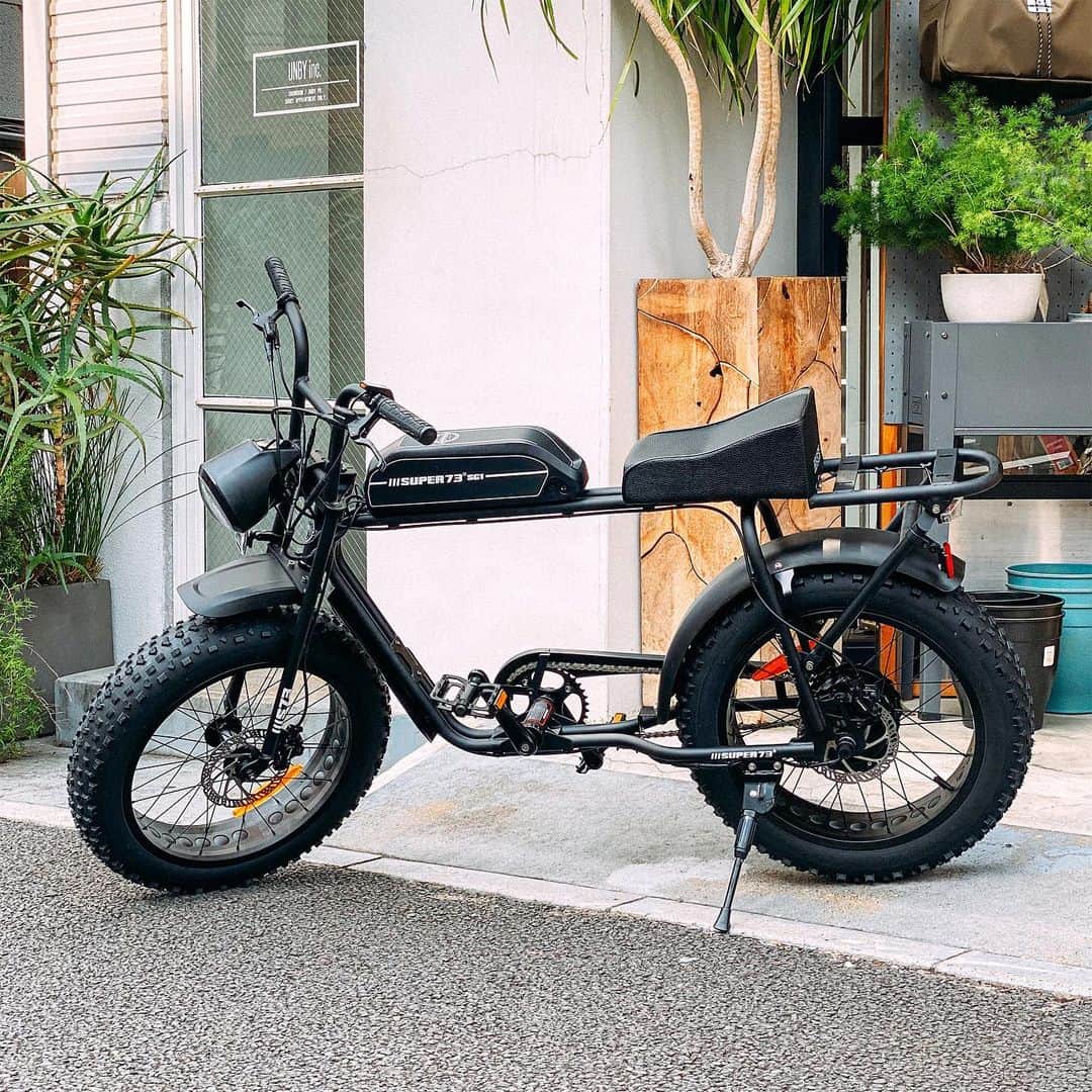 UNBY GENERAL GOODS STOREのインスタグラム：「カルフォルニア発の電動アシスト SUPER73、迷ってらっしゃる方‼️まだUNBYにございますよ‼️ 2016年に南カルフォルニアで設立された、オートバイの伝統と若者のカルチャースタイルを融合させた新しいタイプの電動アシストシティクルーザー。次回の納品時期はもう少し先になりそうです。 かっこいい自転車やバイクは楽しいし、ソロキャンパーの方にも試して欲しい。 バイクや、自転車なんて取り揃えてどうしたの？社長の趣味？なんて言われますが、いえいえ、 それこそがUNBYが考える趣味の構築の第一歩。このバイクでこんなキャンプしたいな！なんて考える時間から最高の趣味ははじまり、人生の楽しいスパイスになるはずです。(あまり、自分たちでは言わないですがUNBYの目指す"いい塩梅"てやつですね)「とにかくがーん！って山とかキャンプ行って走れるかっこええ電動自転車ないかなー！って思って探した🥺」と少年の瞳の弊社の社長談。 バイクにまたがる際には、AS2OVのリュックをおわすれなく😎！（めっちゃ似合います！） 原宿ストアと箕面ストア、オンラインストアにてお取り扱いしております。 実際、かわるがわるいろいろなスタッフが乗ってみて「乗ってみた」をやってみたIGTVもございますので参考になるかならないか？😭怪しいですがどうぞご覧になってみてください。 @unby_tokyo  @unby_minoh  . . . . . #super73 #スーパー73  #電動自転車 #電動自転車デビュー #シティクルーザー #電動アシスト自転車 #電動アシスト自転車デビュー #cycling #街乗り#街乗り自転車　#unbygeneralgoodsstore #アンバイ　#自分へのごほうび　#クリスマスプレゼント #🎅🏻」