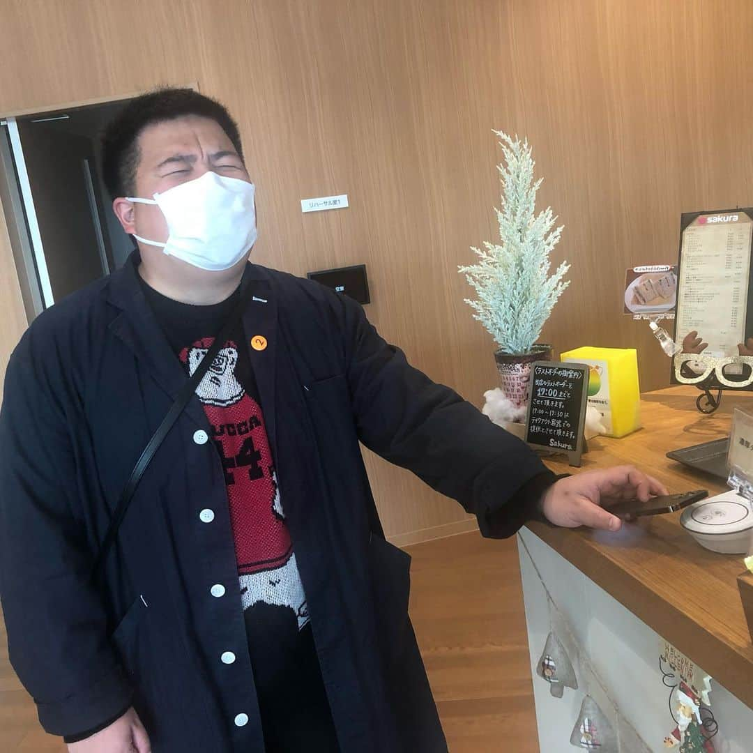 山本隆弥さんのインスタグラム写真 - (山本隆弥Instagram)「読売テレビの喫茶スペースで キューン収録前の ミサイルマン　西代さんを発見！ 自費でジュースを購入しているでは ありませんか！ 大阪のテレビ局も経費削減。 すいません！笑。 ロケ行く前に写真撮っちゃいました！  #西代洋  #ミサイルマン西代  #ミサイルマン  #吉本興業  #キューン！ #大阪ほんわかテレビ  #山本隆弥」12月9日 21時38分 - ytv_yamamoto_railway