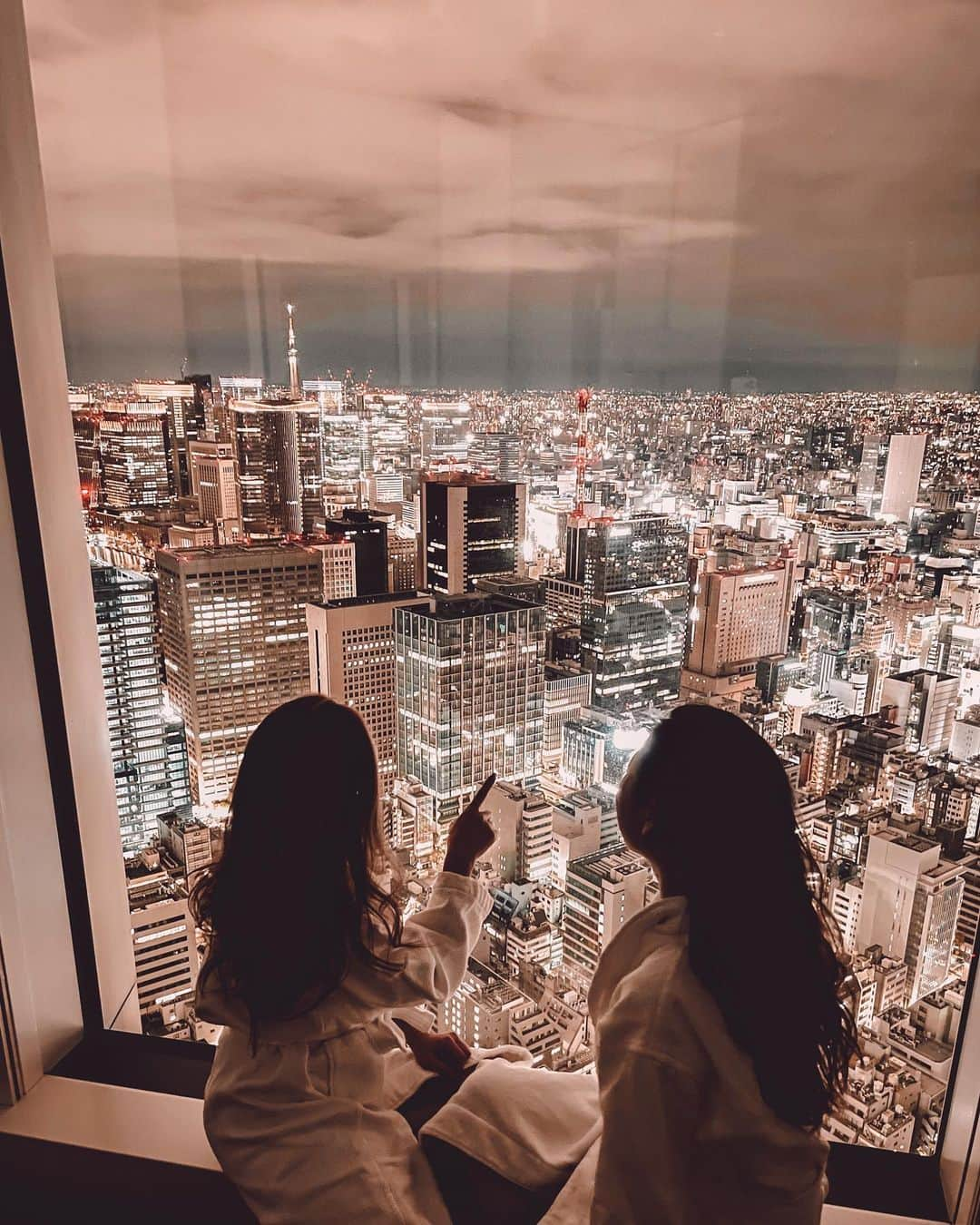 ✷kana✷さんのインスタグラム写真 - (✷kana✷Instagram)「@andaztokyo  寝る前にもういっちょ失礼！ お部屋からの夜景、、 ただただ最高🙏 東京タワーにスカイツリーに お台場東京湾まで一望できる、、 うっとりしちゃうよ🥺✨✨✨  #andaztokyo #アンダーズ東京 #wheninandaz   #gotoキャンペーン #gotoトラベル #andaz #hyatt #toranomon #虎ノ門    #andaztavern #andazrooftopbar #aospa」12月9日 21時38分 - xxkana513xx