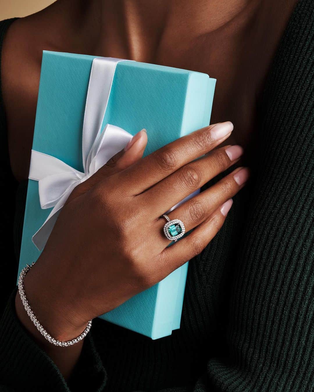 Harrodsのインスタグラム：「“Don’t you just love it?”  “Love what?”  “Tiffany’s!”   This holiday season, we're looking to @TiffanyAndCo for everything from dazzling fine jewellery – think bundles of bracelets, diamond earrings, classic rings and awe-inspiring necklaces – to adorable ‘baby’s first Christmas’ sets and once-in-a-lifetime gift experiences. Head to our link in bio to discover @TiffanyAndCo gifting for yourself.   Find the #TiffanyAndCo pop-up in Fine Watches on the Ground Floor.   Can’t make it to the store? Shop Tiffany & Co. remotely through our Personal Shopping service.   #Harrods #HarrodsFineJewellery #HarrodsChristmas」
