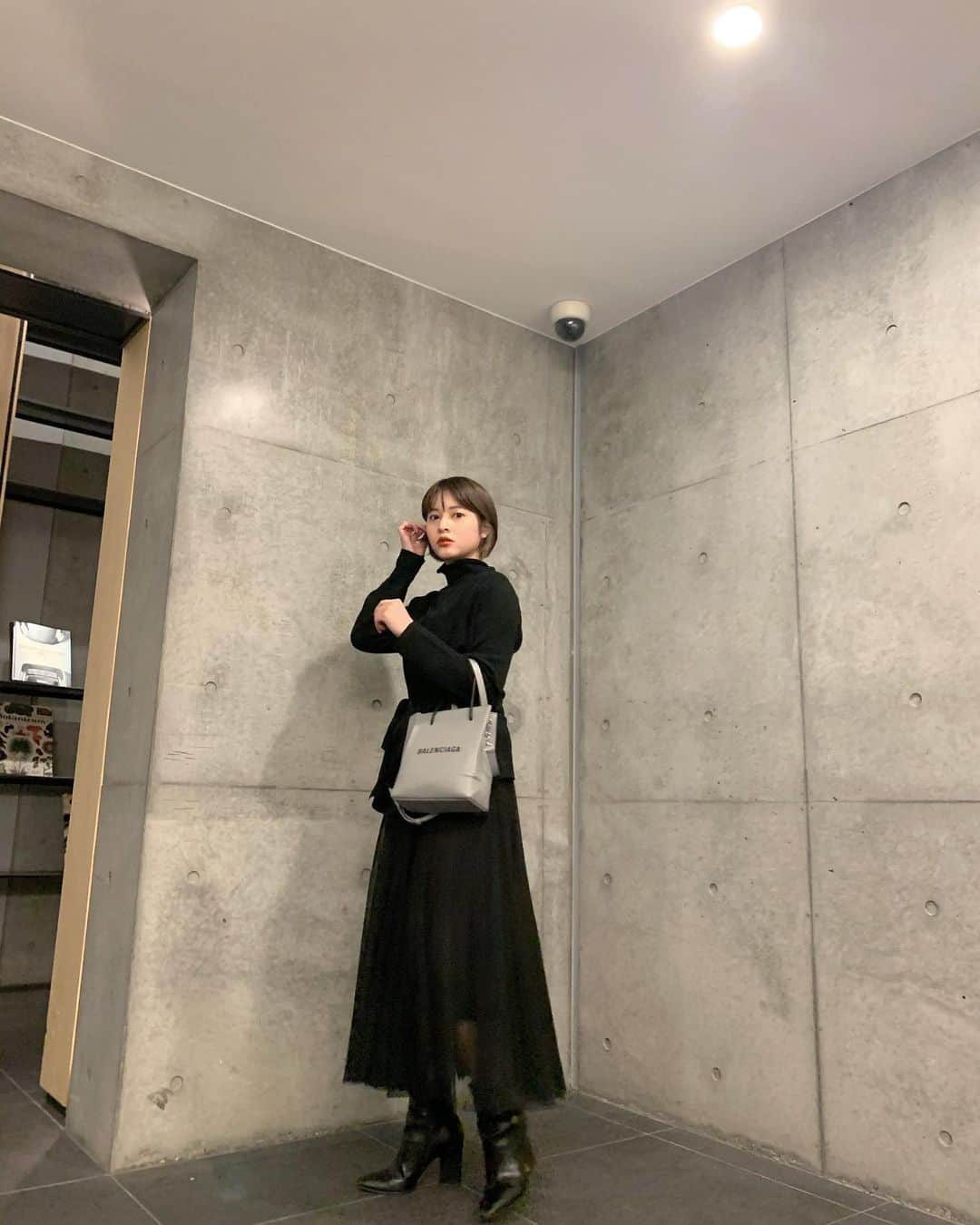 えなちぃのインスタグラム：「オールブラックは、本当裏切らない！ 安定に好き❤️ このチュールスカートは、 インナーが長くなくて、さりげなく 足首か透けるのが、可愛いです💕  #andmyme」