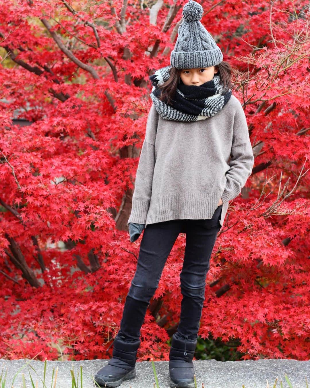 高井直子さんのインスタグラム写真 - (高井直子Instagram)「🍁 my son♡ #全部あたしのお洋服 #おうちの前の公園で🍁」12月9日 21時50分 - naokotakai