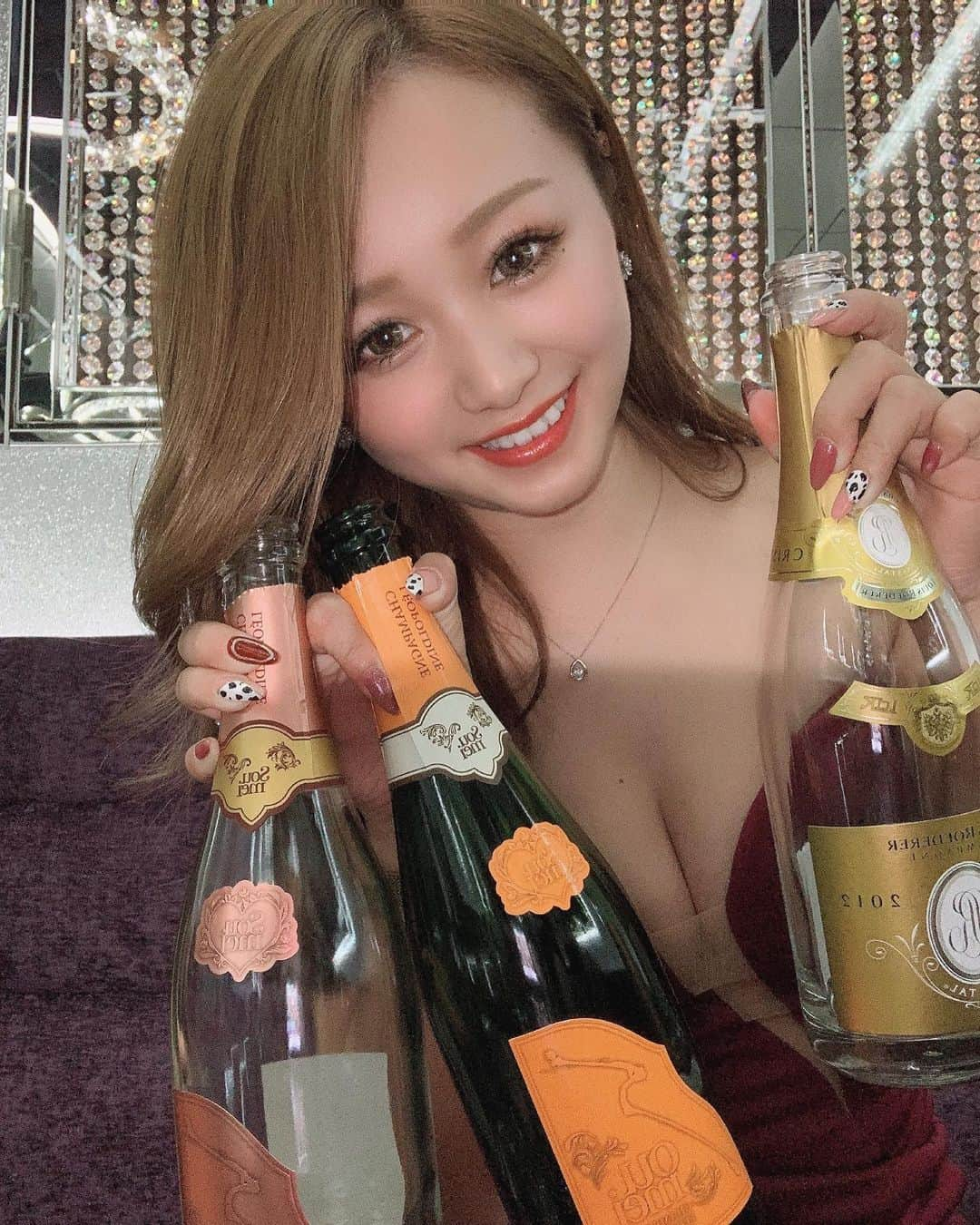 あゆぽよのインスタグラム：「🍾  いつも優しい😭❤️ あゆに優しくして下さい。  てかさ〜、去年までホワイトニング大阪まで通ってて、でも遠いから名古屋でやりたいんだけどオススメない〜？  このロングドレスお気に入り✨  #錦 #錦3 #サロンドゴールド #愛咲あゆ #キャバ嬢 #錦キャバクラ #ロングドレス #エンジェルアール #ソウメイ #ソウメイジャパン #クリスタル#ホワイトニング #ホワイトニング名古屋 #愛車 #ピンククラウン #クラウン #クラウンアスリート #soumei #dress #crown」