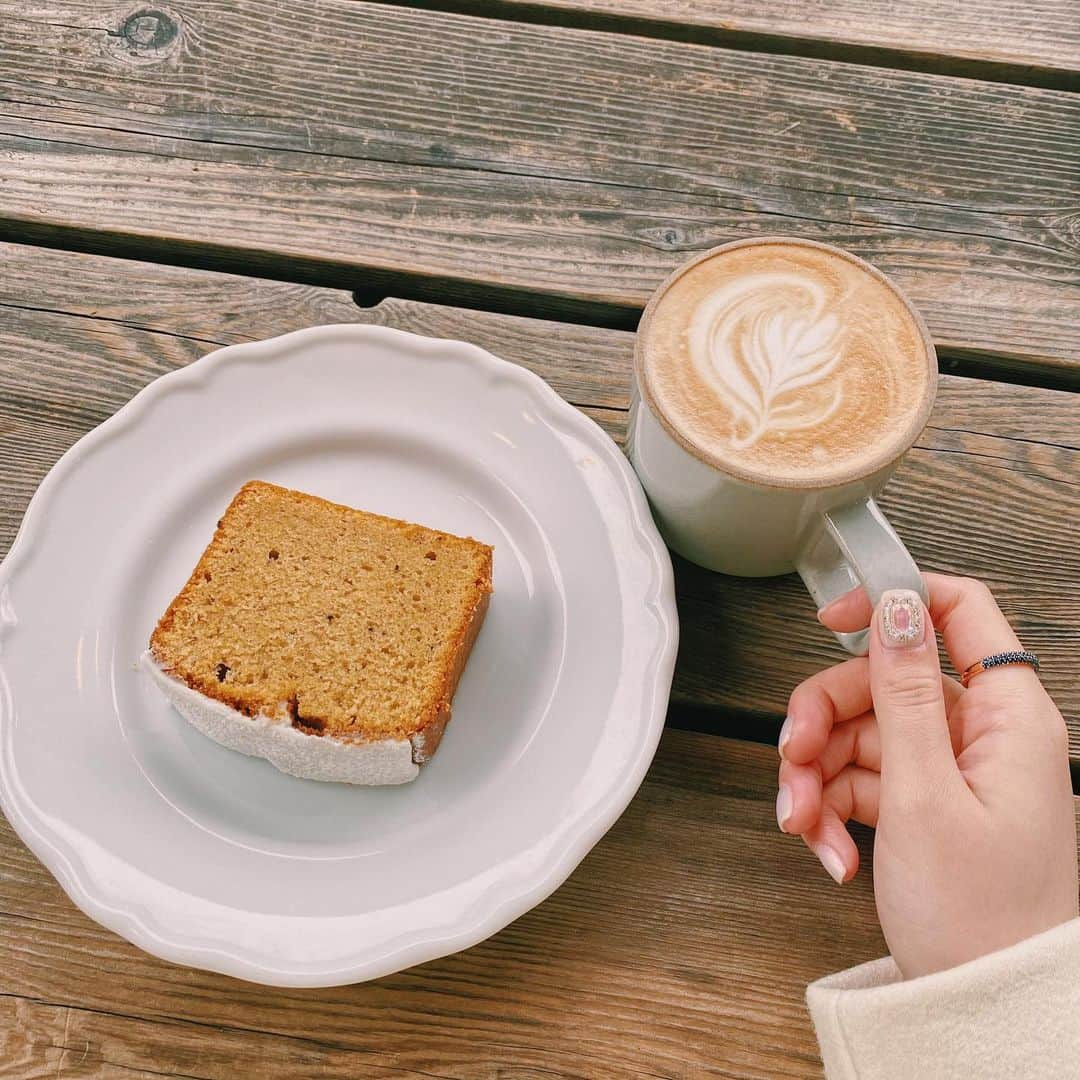 伊藤貴璃のインスタグラム：「☕️﻿ ﻿ ﻿ アピールしたいのは 1本だけキラキラしてるネイル💍💓」