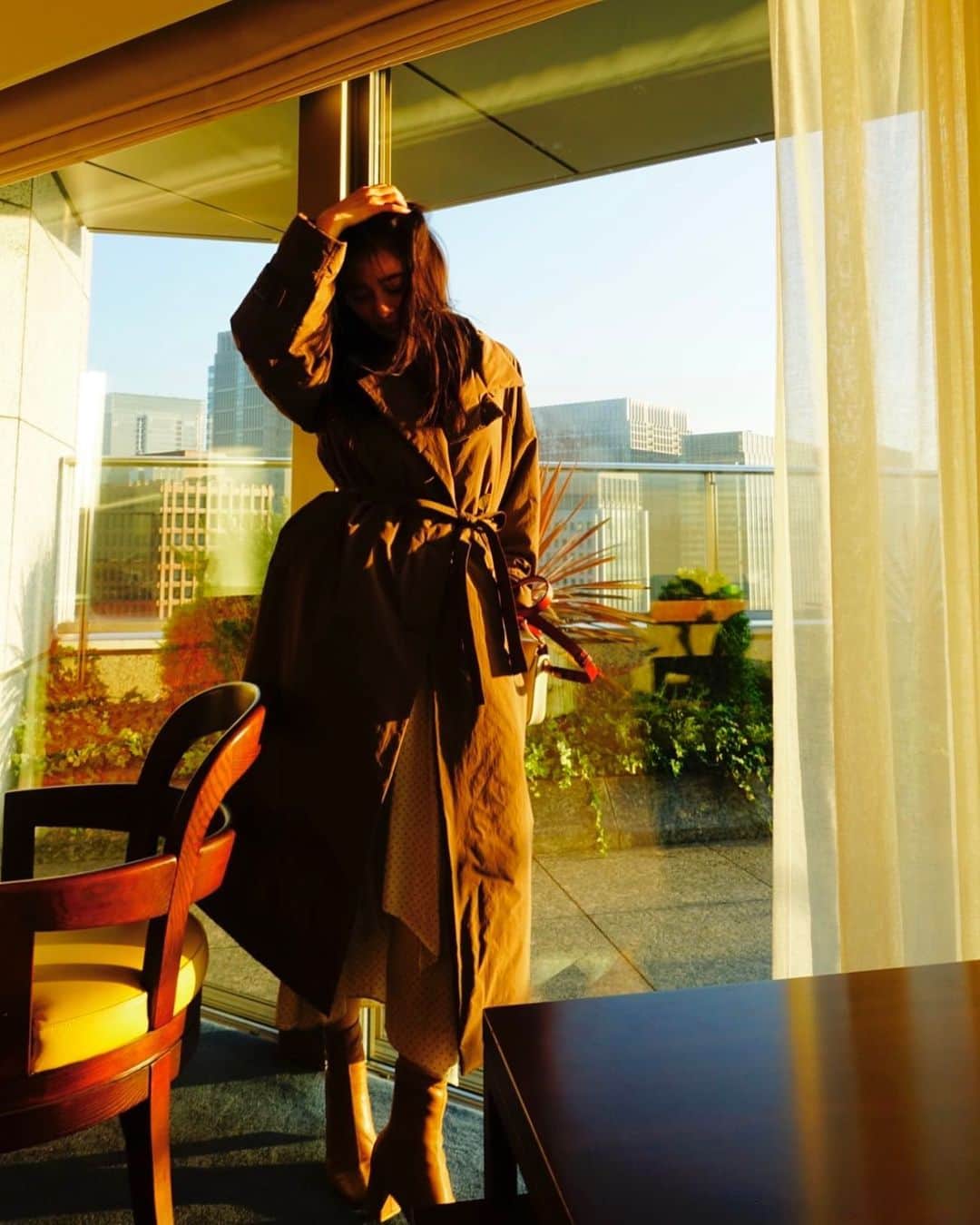 泉里香さんのインスタグラム写真 - (泉里香Instagram)「さっと羽織れる軽くて暖かいコート 寒くなってきたから大活躍🧥 夕陽が逆光すぎちゃう。 #snidel#chloe」12月9日 21時46分 - rika_izumi_