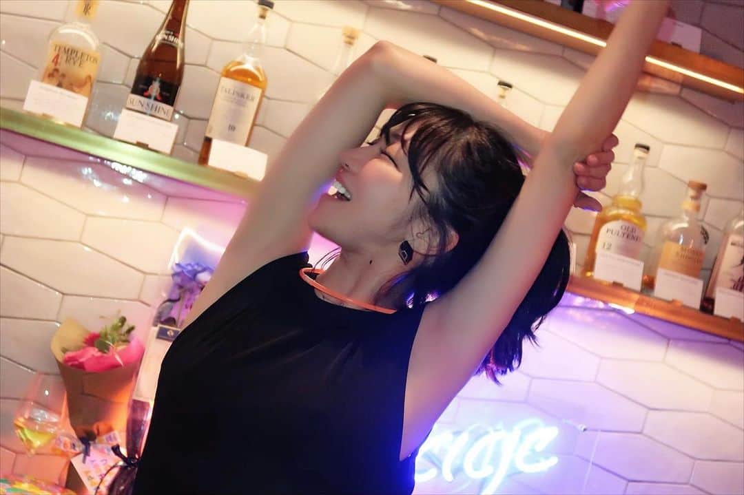 DJ mariennuのインスタグラム：「最近、メイクが前よりも楽しいんです❤️ 先日#aclinic  の @dr.komotsu_rui 先生に 受けたA式鼻先シャープ術のおかげかも♪ 今までのノーズシャドー命だったのですが背術してから鼻先のノーズシャドーの効果がすっごいの!!!!冗談抜きで自分で驚いてます。 メイクし甲斐がある鼻になってくれて、周りの友達にも整ったよ!!って褒めてもらえて大満足してます😍 皆が気になる痛みや麻酔について↓ 麻酔が効きにくいマリエンヌなので笑気麻酔を少し強めにしてもらって痛みも無くすぐに施術は終わりました！ こんなに痛くないんだってびっくり!!! 勿論、すぐに鼻先は触れないけど ダウンタイムもなくて忙しい方には本当に ピッタリだと思いました☺️ そして今現在は鼻先に触れても違和感はなくて多少は大丈夫そう♪ お鼻にコンプレックスをお持ちの方は是非タグから飛んで見てみて下さい♪質問のdmも受け付けてます💪  #A式鼻先シャープ術 #鼻先革命 #aclinic #aclinic横浜 #aclinic銀座 #aクリニック #エークリニック #美容外科#小松塁」