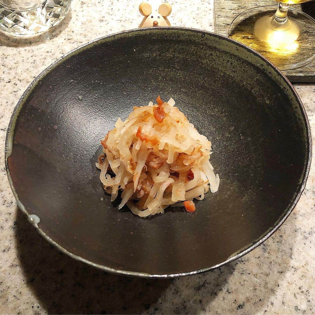 榊山敬代のインスタグラム：「🥢🍺… ・ とりあえずカンパイの お供は大根の梅肉和え  なますが苦手な方に おススメなひとしな  大根は下の辛い部分を 千切りにと切りまして  甘くなるまで蒸し炒めて ホクホクのとこへ鰹節を ふかふか和えまして完成  冷めてから梅肉と少しのお醤油で タレをつくり鰹節で和えた大根を 盛りつける前にサクサク合わせて  大根と梅の紅白大坊の完成 オリジナルレシピですけど  酸っぱいなますのように  お酢やお砂糖をつかわないので 素材の旨みがひきたてあう感じ  冷たい方が美味しいので 作り置きしておけば簡単  梅干しは昔ながらの 酸っぱいのも美味也  👵🪄"… ・ ・　 #おうちごはん 工夫 #enjoyhome ・ ・ ・ #12月 ・ ・ ・ ・ #オリジナルレシピ #紅白大根 名前考え中… ﻿#vegetable #大根 #梅 #梅干し #鰹節 #和食 #夕食 #夜食 #dinner #おうちごはん #ビール #beer  #和食 #Japanese #healthy #food artist #kitchen #cooking #日本画家 の #お料理こんなもん」
