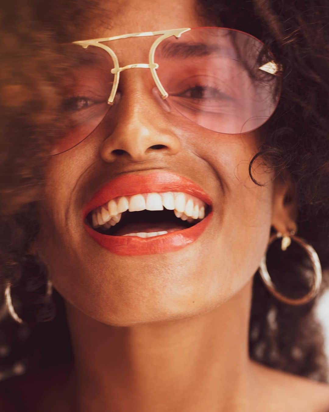 カレンウォーカーのインスタグラム：「Pure joy, our ‘Love Hangover’ tints in @nzhviva glossy. Makeup and photography by @carolynisabelhaslett.」