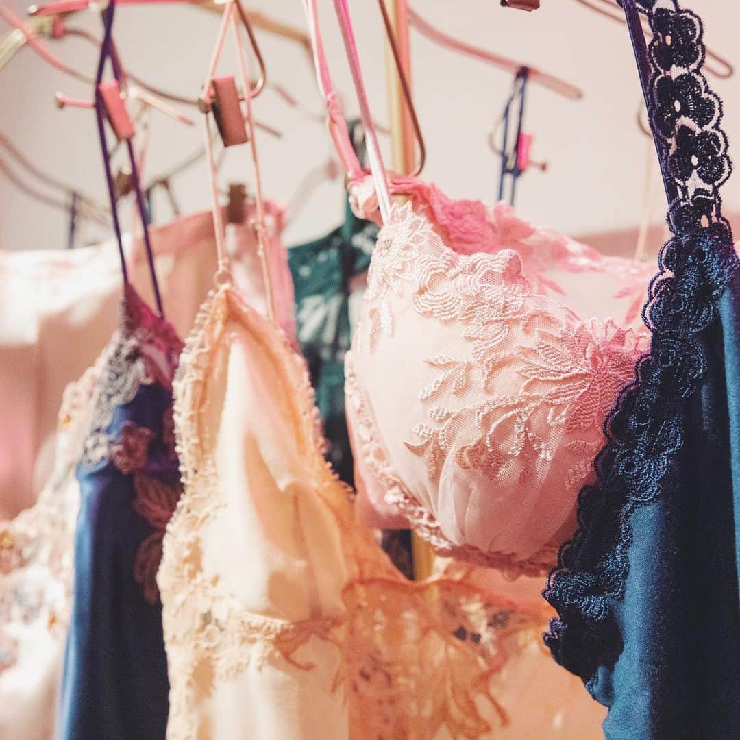 Fred Segalさんのインスタグラム写真 - (Fred SegalInstagram)「Our girl @billiebadams stopped by recently to check out the new @laperlalingerie area at FS Sunset 💫⁠⠀  ⁠⠀ She paired their luxe lingerie and silk pieces with some of her favorite FS brands like @simonmiller and @b_sides_jeans, and even made a playlist inspired by the La Perla collection at Fred Segal.⁠⠀ ⁠⠀ Tap to shop the looks and check out our stories for the link to the playlist (it's totally a vibe) 🌙   #laperla #laperlalingerie #lingerie #silk #silksleepwear #silkset #sleepwear #luxurylifestyle #fredsegal」12月9日 12時53分 - fredsegal