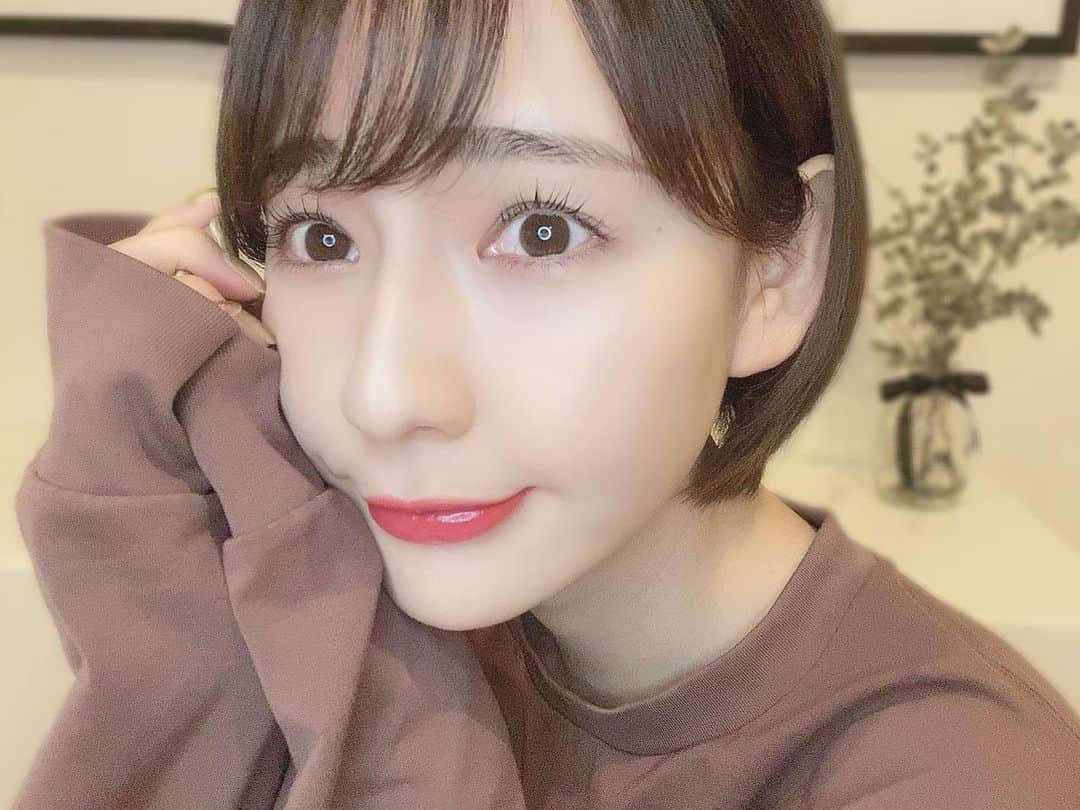 永棟安美のインスタグラム：「まつげがぱっちりしてて、眉毛があって、ちょっと濃いめのリップをポンポンしたら、すっぴんなのにメイクしてるみたいな雰囲気になれる不思議☺️👌﻿ ﻿ ﻿ ﻿ まつげパーマはヴィーナスラッシュさんに通っています👀✨✨ @venus_lash (店舗は六本木,表参道,新宿,自由が丘にあります)﻿ ﻿ オーダーメイドまつげパーマ"ヴィーナスカール"を月1くらいのペースで上下にかけていて、下はカールがいい感じに残っていれば上だけにする時もあります‪‬🤗﻿ ﻿ 実はもうかれこれ2年くらいはお世話になっていて、とてもおすすめ🥺!!﻿ ﻿ ヴィーナスカールは「ダメージが気になる」「まつげパーマは自分には合っていないのかも」と思っている方に是非試してみてもらいたい🤲💭﻿ ﻿ 元々は月1くらいのペースで2回はかけたら毛がチリチリしてきちゃうような弱めの毛質でまつげパーマは合わないなと諦めていたのですが､､色々なサロンさん巡りをして、自分に合う薬剤を使われているサロンさんを探したり、もちろん技術の面でも気に入る所が見つかるまで点々としていて出会ったサロンさんです😌‪💡‬✨﻿ ﻿ 最近ヴィーナスカールにエクステをプラスするメニューが加わったって聞きました🤭❤️﻿ ﻿ ﻿ #まつげパーマ #まつげ #ヴィーナスカール #ヴィーナスラッシュ #venuslash #美容」