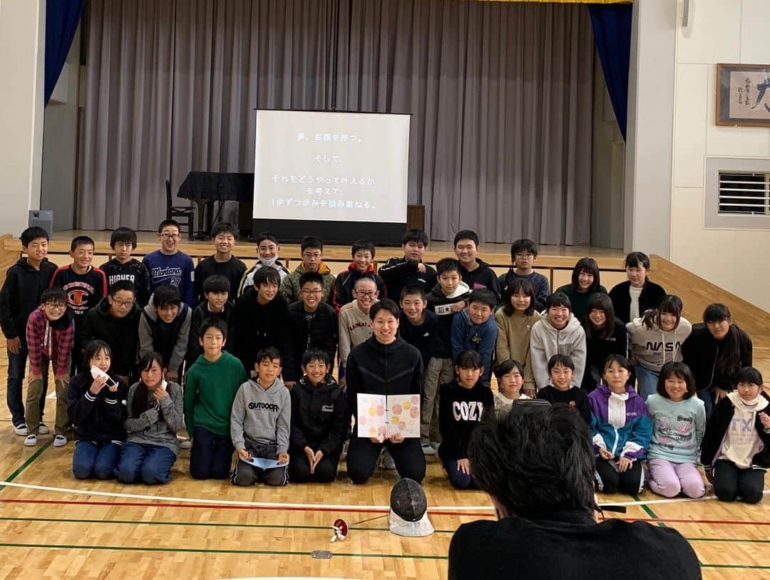 西藤俊哉さんのインスタグラム写真 - (西藤俊哉Instagram)「先日は千葉県鴨川市にある西条小学校へ講演会をしに行きました。 全体で2時間という時間でしたが、子供達にフェンシングを体験してもらって、みてもらって、そして今の僕が伝えられることを聞いてもらいました。  小学校へ訪問するのは初めてのことでとても緊張しましたが、協力してくれた同い年の2人のおかげもあり、子供たちとすぐに打ち解けることができ、(もしかしたら精神年齢が同じ？🤣)最後は僕が子供たちから元気をもらいました😭  みんなとした約束を果たせるように頑張ります！！🔥 今回の講演会に関わってくださった皆様ありがとうございました。 そして、6年生のみんなありがとう！！  ※写真撮影の際だけマスクを外しています。　  #西藤俊哉 個人スポンサー. @japanairlines_jal  @niketokyo  @japan_athleteyoga  #MARUDA  サポートメンバー2人のアカウントはこちら @buddyfencingcoach .  #鴨川市 #鴨川市スポーツ振興課  #西条小学校」12月9日 13時00分 - fen_0529toshi
