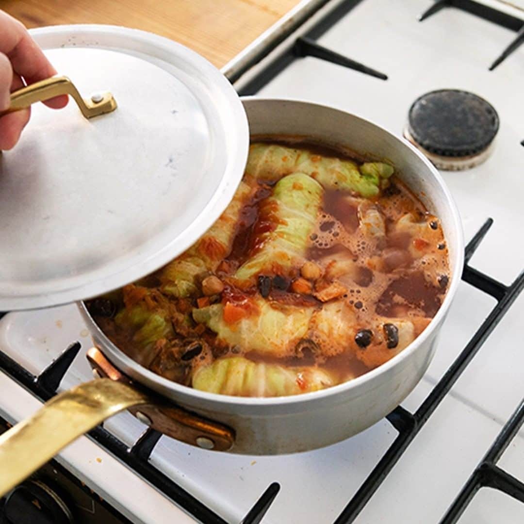 無印良品さんのインスタグラム写真 - (無印良品Instagram)「【#休日につくるアレンジレシピ】チキンロールキャベツのトマト煮 - 無印良品の商品を使って、少しのアレンジでいつもと違う手軽でおいしいレシピを紹介します。 今回のレシピは、「世界の煮込み チキンのトマト煮」を使った「チキンロールキャベツのトマト煮」。 トマトソースでさっと煮込んだ、冬の食卓にぴったりなロールキャベツです。 - ■材料　4人分 ・キャベツ　8枚 ・玉ねぎ　1/4個 ・鶏ひき肉　300g ・小麦粉　適量 A ・ナツメグ　少々 ・塩　小さじ1/4 ・白こしょう　少々 ・卵　1個 B ・世界の煮込み チキンのトマト煮　2袋（無印良品） ・赤ワイン　大さじ3 ・水　200㎖ - ・クレソン　お好み - ■つくり方　調理時間 60分 1.キャベツの芯を抜き、水を流しながら1枚ずつ剥がし、茹でておきます。 2.玉ねぎをみじん切りにします。「世界の煮込み チキンのトマト煮」は鶏肉とトマトソースにわけておきます。 3.ボウルにひき肉、2の玉ねぎのみじん切りと鶏肉、Aを入れて、粘りが出るまで混ぜます。 4.1の水気を切って、小麦粉をふります。 5.4に3をのせて包みます。 6.鍋に5を並べ、Bを入れてフタをし中火で8分煮込みます。 7.器に盛り付け、お好みでクレソンをのせればできあがりです。 - #無印良品 #MUJI #MUJIレシピ #アレンジレシピ #レシピ #ロールキャベツ #トマト煮込み」12月9日 13時00分 - muji_global