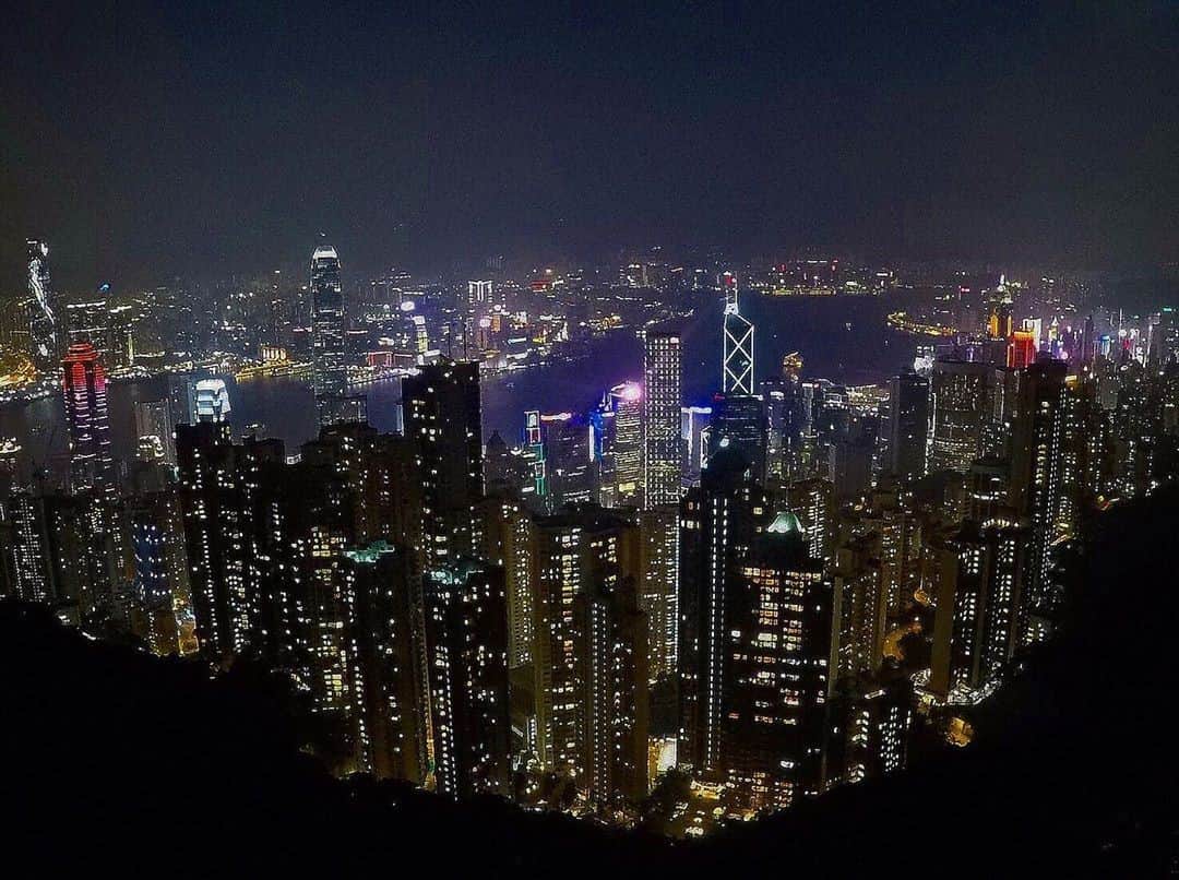 Discover Hong Kongさんのインスタグラム写真 - (Discover Hong KongInstagram)「We could never get enough of this sweeping view of Hong Kong from The Peak! 香港嘅夜景絕對係世界級！ 📷: @aozora723 #DiscoverHongKong」12月9日 13時00分 - discoverhongkong