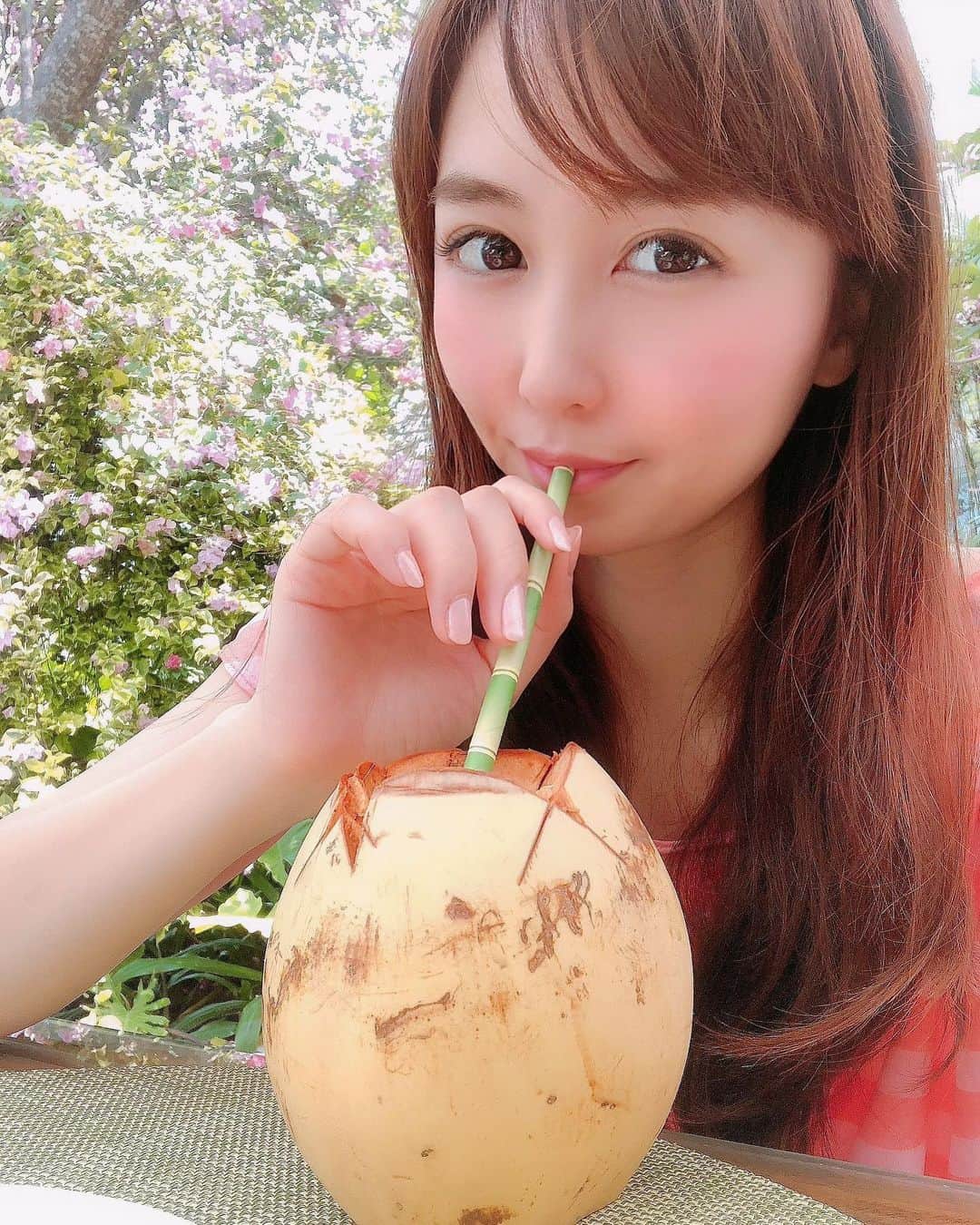 長久梨那さんのインスタグラム写真 - (長久梨那Instagram)「． 海外行くとココナッツジュース飲みたくなる🥥 でもおいしいと思ったことはない🥺💦」12月9日 13時03分 - rinanagahisa