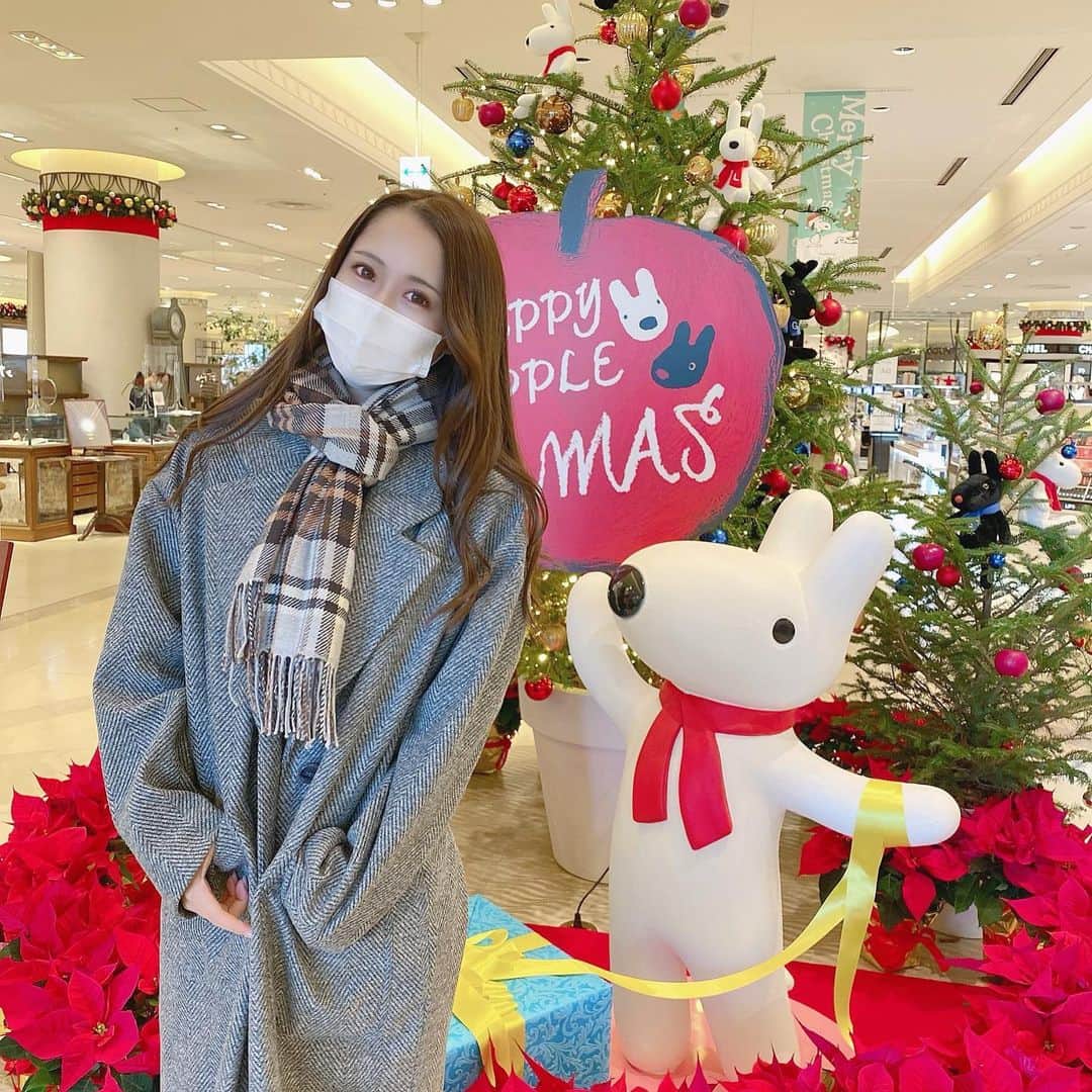 のインスタグラム：「🤍 🎄×タリーズ☕️×リサとガルパール🤍  アート・デ・アート展🥰 リサとガスパールの日本デビュー20周年記念でやってるらしい☻  4階のタリーズコーヒー with Uに Happy APPLE Xmasがテーマの コラボメニューもあって可愛いかった🎄🎁🍰  @gaspardetlisa_official @hankyu_miyamama  #キャラウォーカー #リサとガスパール #アート・デ・アート展 #タリーズコーヒーwithU #クリスマスショップ #20周年記念 #西宮阪急 　#大阪カフェ　#カフェ　#カフェ好き　#コーヒー好き　#コーヒー　#☕️ #大阪コーヒー　#西宮コーヒー　#関西インフルエンサー #インフルエンサー　#インスタグラマー #西宮　#大阪　#関西モデル　#大阪モデル　#pr」