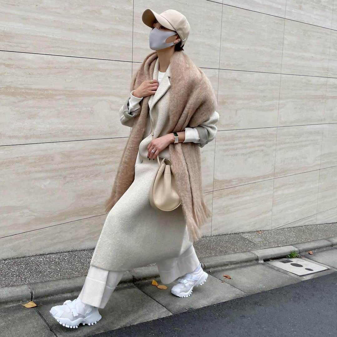 大塚良子のインスタグラム：「東京散歩☁️🐏 急遽ジローさんの撮影が延期になって家族day♪  Coat... @blamink.official  Tops... @hm  Stole... @jilsander  Pants... @zara  Shoes.. @hyke_official @adidasoriginals  Bag... @therow  #この姿勢何とかしなきゃ」