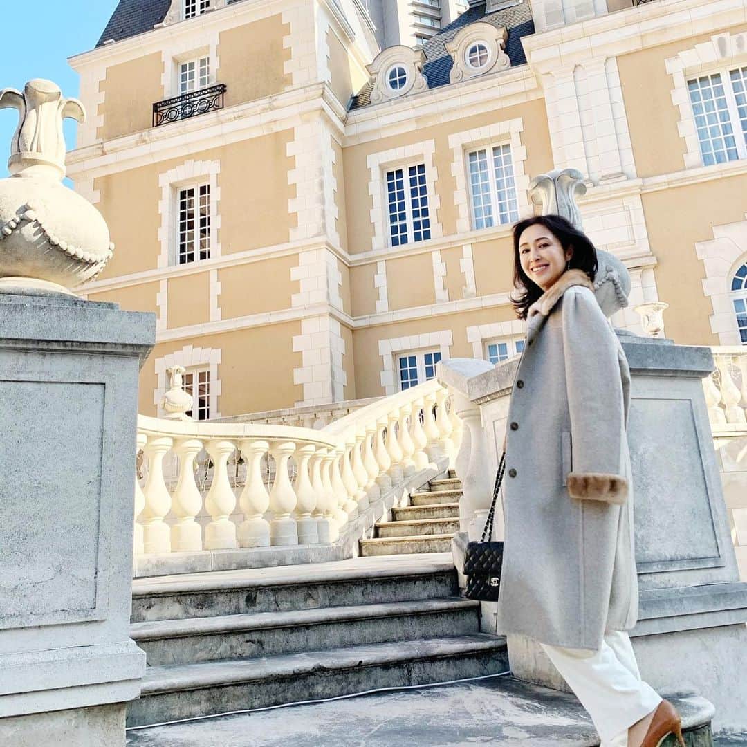 藤田陽子さんのインスタグラム写真 - (藤田陽子Instagram)「このコート、20年以上前にNew Yorkで購入。いまだに、私の1番好きなコートなの。年は重ねていくけど、好きなテイストは昔から変わらない♪  好きなものを、大切に丁寧に着るのが私のモットーなのです✨  I purchased this coat 20 more years ago in NY. Although it is not a new and trendy coat this is still my favorite. My taste if fashion has not been changed.   @definebeautyjapan  @definebeauty @ディファインビューティ  #コート #コートコーデ #ファッション好き  #ファッション好きさんと繋がりたい  #恵比寿ガーデンプレイス  #アラフィフコーデ #アラフィフ女子 #エレガント #エレガントコーデ #大人スタイル #スナップミー #上品コーデ #キレイめコーデ #instapicture  #beauty  #beautiful  #fashionblog #fashionblogger #dailylook #tokyolife」12月9日 13時26分 - yoko.fujita.official