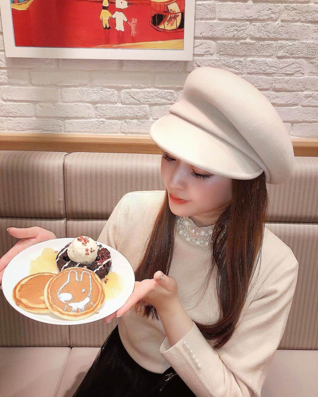 藤川沙弥のインスタグラム：「リサとガスパールのアート・デ・アート展が﻿ 西宮阪急で開催されてました🐰❤️﻿ ﻿ クリスマスポップアップカード作りができる﻿ ワークショップもあって﻿ 子供や友達と楽しめるイベントも🎪﻿ 12/25までみたいです☝🏻﻿ ﻿ 4階にあるタリーズコーヒーでは﻿ “Happy APPLE Xmas”テーマに﻿ コラボメニューが可愛かった〜🥞🍩🎄﻿ 12/16日〜エコバッグやマスクなどの﻿ クリスマスショップもopenするみたい🎅🏻🌟﻿ ﻿ @gaspardetlisa_official﻿ @hankyu_miyamama　﻿ ﻿ ﻿ #キャラウォーカー #リサとガスパール #アートデアート展 #タリーズコーヒーwithU #クリスマスショップ #20周年記念 #西宮阪急 #PR﻿」