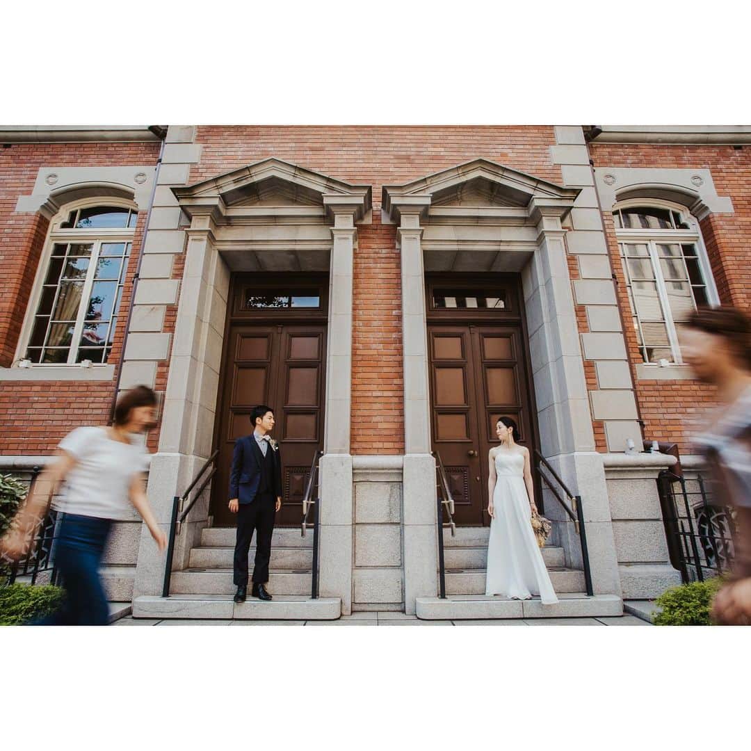 SWITCH SHOOTING PHOTO MAISONのインスタグラム：「主役は2人✨いつもの街並みが2人のステージに✨ 可能性無限大のロケーションフォト📷 .  表参道 @switch.omotesando﻿ 大阪 @switch.umeda ﻿﻿ 札幌 @switch.sapporo﻿ 鹿児島 @switch.kagoshima﻿ 品川 @switch.shinagawa﻿ . #switch表参道#switchomotesando #前撮り#後撮り#ウェディングフォト#フォトウェディング#フォトスタジオ #ブライダルフォト#結婚写真#結婚式前撮り#プレ花嫁﻿#花嫁準備﻿#ブライダルヘア#ウェディングヘア#おしゃれ花嫁#ドレス試着#結婚式#日本中のプレ花嫁さんと繋がりたい#ウェディングドレス#カラードレス#タキシード#和装前撮り#色打掛#白無垢#韓国フォトウェディング#関東花嫁﻿」