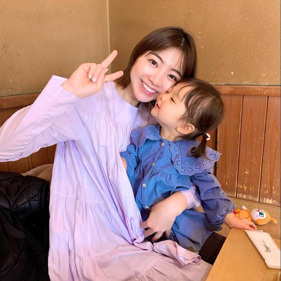 青山あみのインスタグラム：「いつもべったり♡♡ もちろん、お気に入りのドキンちゃんも♡  #女の子ママ #１歳8ヶ月 #熱海旅行  #絶賛肌荒れ中」