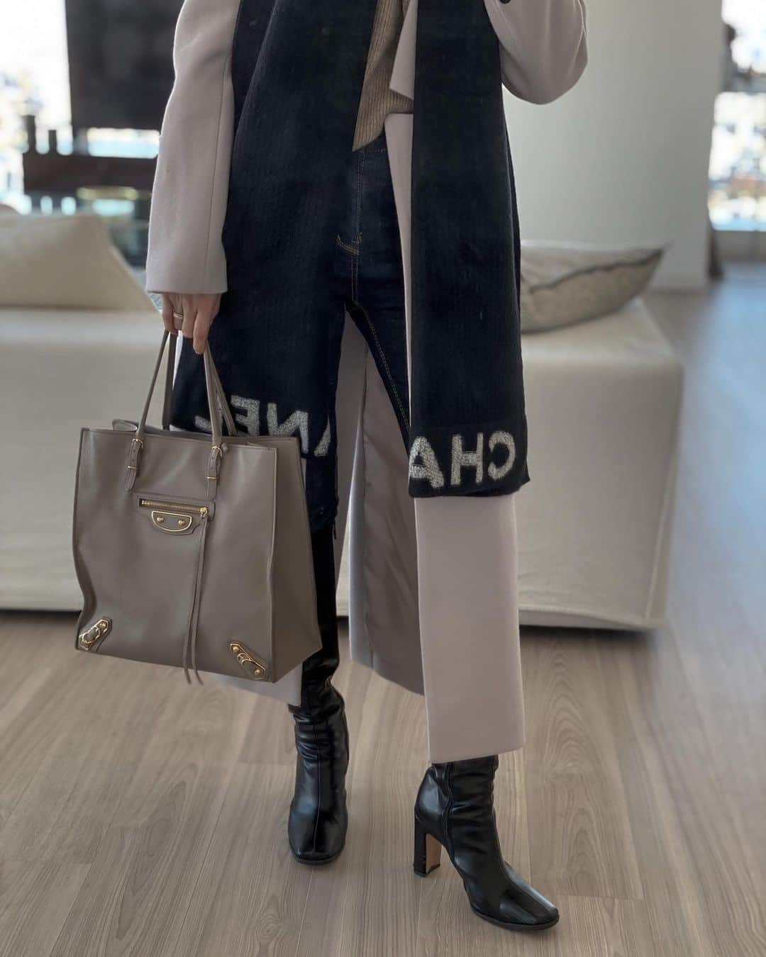 仲村美香さんのインスタグラム写真 - (仲村美香Instagram)「Coordinate ・ ・ ニットは12/11発売の新作♡ 肩にボタンが付いてて チラッと肩出し出来る✨ ロングブーツは発売中だよ！ ブラックもキャメルも かなり履いてる…🤤❤️❤️ ペンシルコートはグレージュの Sサイズを着用してます！ 中にニットを着ても細く見える。 切り返しデザインで着た時に スタイルよく見えるように設計されてるんです♡ 是非チェックしてみてください💕 @marque_official  ・ ・ ・ ・ #MARQUE#MARQUEimport#マルク #coordinate#ootd#outfit#fashion#japan #大人カジュアル#ペンシルコート#ウールコート#コート#ストール#chanel#シャネル#balenciaga#バレンシアガ #ニット#ハイネック＃ブーツイン#ロングブーツ#デニム」12月9日 13時33分 - mikapu0519