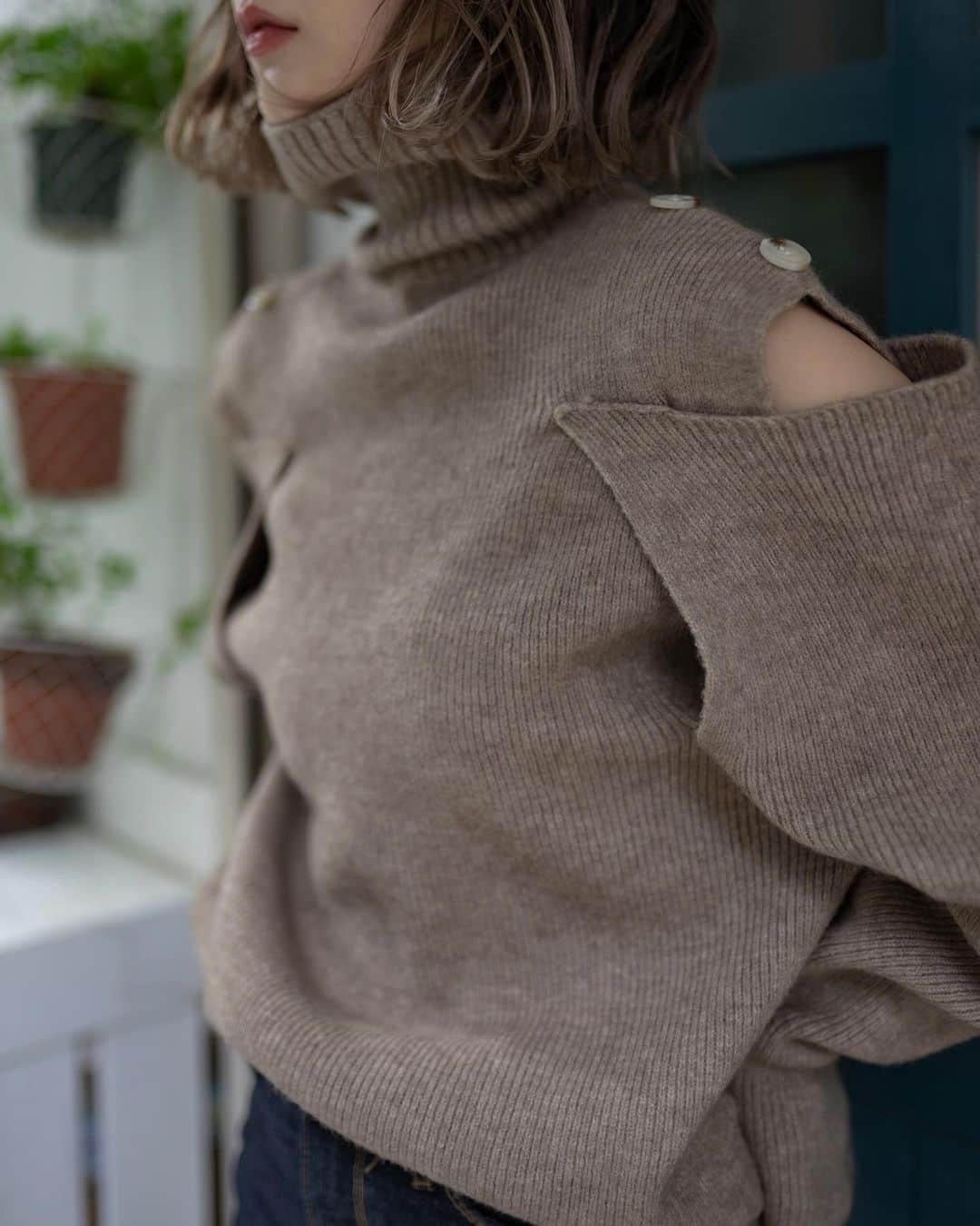 仲村美香さんのインスタグラム写真 - (仲村美香Instagram)「Coordinate ・ ・ ニットは12/11発売の新作♡ 肩にボタンが付いてて チラッと肩出し出来る✨ ロングブーツは発売中だよ！ ブラックもキャメルも かなり履いてる…🤤❤️❤️ ペンシルコートはグレージュの Sサイズを着用してます！ 中にニットを着ても細く見える。 切り返しデザインで着た時に スタイルよく見えるように設計されてるんです♡ 是非チェックしてみてください💕 @marque_official  ・ ・ ・ ・ #MARQUE#MARQUEimport#マルク #coordinate#ootd#outfit#fashion#japan #大人カジュアル#ペンシルコート#ウールコート#コート#ストール#chanel#シャネル#balenciaga#バレンシアガ #ニット#ハイネック＃ブーツイン#ロングブーツ#デニム」12月9日 13時33分 - mikapu0519