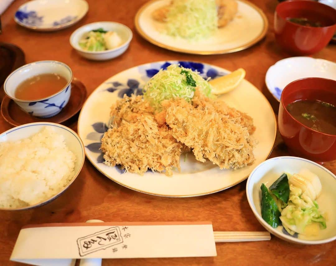 岡峰光舟のインスタグラム：「カツレツの名店でカキフライ。 なんじゃこりゃ、滅茶苦茶にうまい！！ ご飯セットつけて4400円！ しかし圧倒的満足感！すげえぜ。。 #カキフライ」