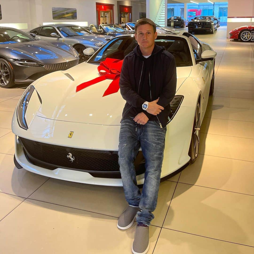 ロブ・ディアデックのインスタグラム：「🎅🏼🎁🏎 🎄Christmas arrived early this year. Thank you @ferraribeverlyhills for bringing a new meaning to the Holiday Spirit. Welcome to the Dyrdek Family @ferrari 812GTS. The whole family already loves you. Don’t worry about @bryianadyrdek she will come around. It’s not you, it’s your sketch excessive horsepower. You already know those @lussocloud  provide that driving comfort nirvana.」