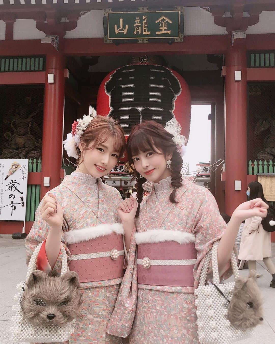 のインスタグラム：「わたしたちこの時代の人です！  #浅草　#雷門　#⚡️ #着物　#👘　#おしゃれ　#japan #japanesegirl #japanesemodel #instagram #instagood」