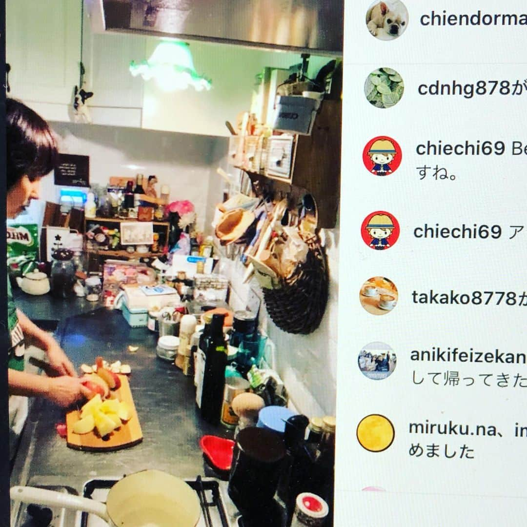 藤田朋子さんのインスタグラム写真 - (藤田朋子Instagram)「#昼間のインスタライブ #キッチン #いつも突然なの #今夜8時 #週の真ん中水曜日 #インスタライブ #キッチントーク 一緒に🍎食べようの巻🎄 それで #ホットアップル 作りました 皆さんも、何か🍎一緒に食べながら お喋りしましょ🎄」12月9日 13時43分 - chiendormant