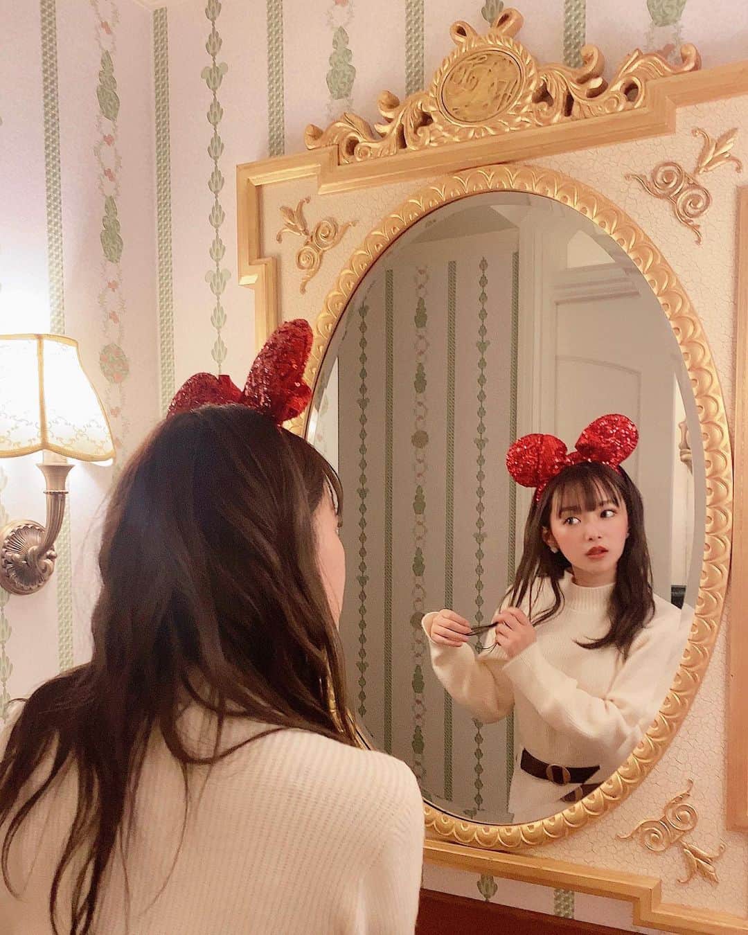 村崎英絵のインスタグラム：「1番最後の動画に爆笑してしまった🤣 先頭が1番面白い真顔してる笑😂 みんなが疲れて真顔の動画を ともみんがニヤニヤしながら撮っててつられて 私だけ笑ってしまった😂 フードひっくり返って恥ずかしかったし 変な顔しておけば良かったって後悔した笑 不意打ちすぎて本当に真顔か変な顔したかった😭 ㅤㅤㅤㅤㅤ このディズニーで初めて知った事！ 先頭の方の面白さには敵わない笑笑 目の付け所も面白くて 今回たくさん笑わせていただきました笑 こんなに面白い人だと知らなかった笑 脱カチューシャです🙇‍♀️💕 ㅤㅤㅤㅤㅤ ㅤㅤㅤㅤㅤ ㅤㅤㅤㅤㅤ #ディズニーランド #ディズニーランドホテル #tdl #クリスマス #クリスマスコーデ #ディズニーコーデ #ディズニー #disneyland #tokyodisneyland #disney #東京ディズニーランド #私服 #おちびコーデ #低身長コーデ #低身長ファッション」