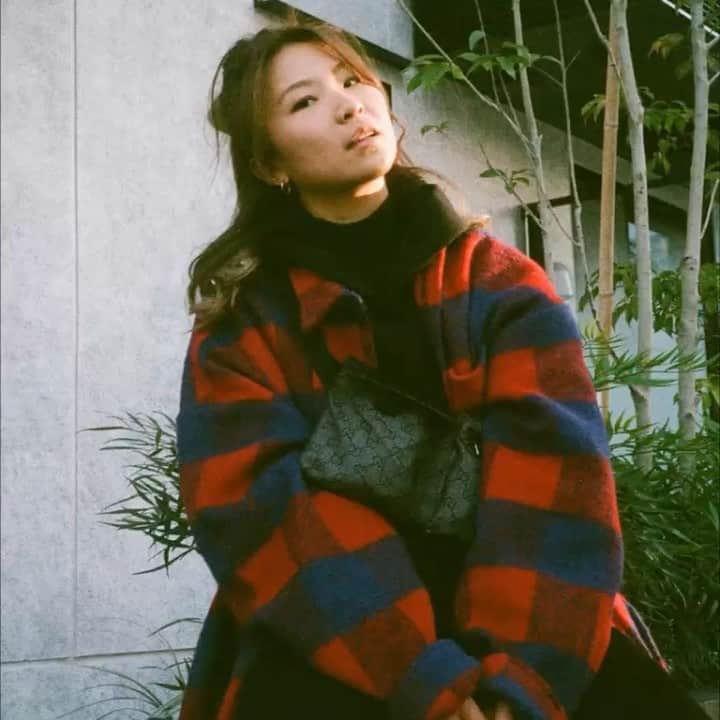 エビアン・クーのインスタグラム：「winter last year in Japan with 📷 @robin_we1  冬服大好きで今この時期に日本で撮った写真。 日本行きたーい❗️美味しいご飯とお味噌汁食べたい」