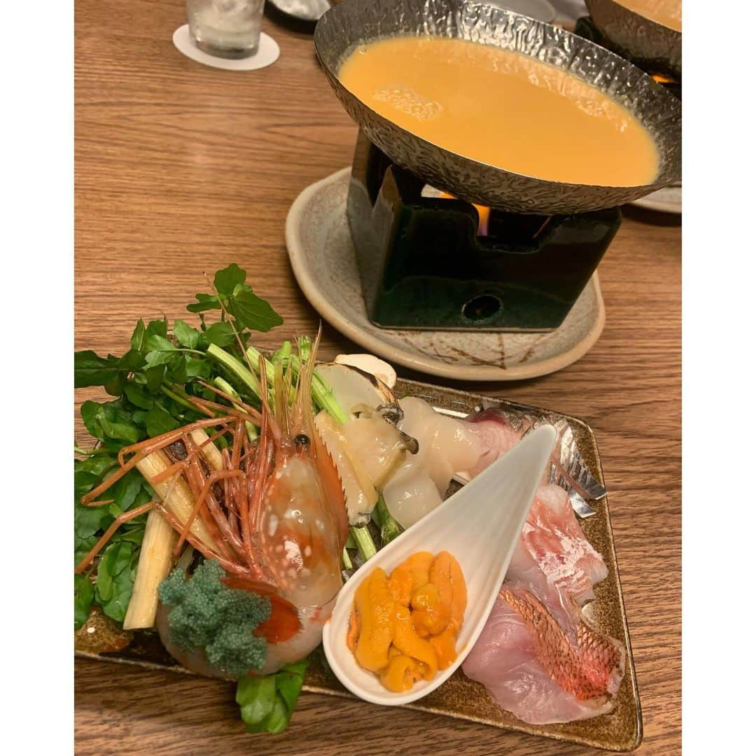 葉月樹里さんのインスタグラム写真 - (葉月樹里Instagram)「連続食スタ懲りずにやるわ、バランス的に（？）  . .  数年前まで大嫌いやったウニが今では大好物になりました😶理由は分からないが突然なのよ  . .  数年前までウニしゃぶとかフザけんじゃねえと思ってましたが、めちゃくちゃ美味しいやんけ🍴幸  . .  ありそうであまりないウニしゃぶは明陽気軒のウニしゃぶコースだお（めっちゃ宣伝風やけど案件ではない👋勝手に載せてるだけw）  . . .  #葉月樹里 #soiréeine #ソワレーヌ #ずりおの食スタ #明陽軒 #心斎橋 #ウニしゃぶ #ウニ料理 #うにうにうに #ちなみに案件は基本やりません #ワイはインスタグラマーではない #ただの夜女」12月9日 13時58分 - hazukijuri