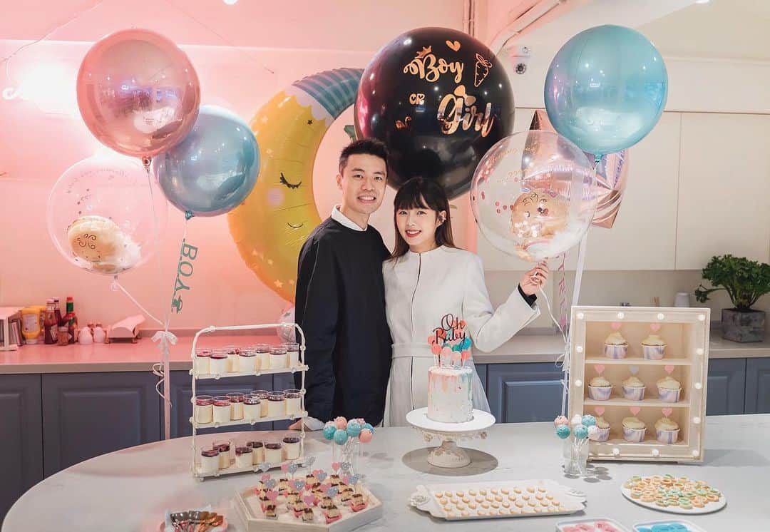 Dewi Chienのインスタグラム：「🌜👶🏻Baby shower🍼🧁🍬🍪 人生第一次性別派對就獻給我們的第一個寶寶了～謝謝所有人的幫忙，也謝謝所有至親好友們的參與，讓我們有個嬉鬧（超吵）又美好的初體驗。（女兒在裡面應該被吵歪哈哈哈哈 - 📷 @kay820one  🎈 @bloomballoontw  🎂 @sweetpercent.co」