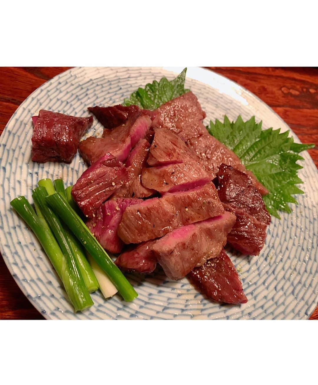 百合華さんのインスタグラム写真 - (百合華Instagram)「京都祇園にある有名老舗肉割烹『安参』にてディナータイム💕  カウンターがお薦めですが２階の御座敷は運気が上がりそうなインテリアに囲まれていてとっても縁起の良いご飯屋さん✨✨✨  ※ 触ったら絶対バチが当たりマス💦  まずは新鮮な牛肉をお任せで頂きその後は煮込みや焼きを堪能するコース料理に舌鼓🎶  風情ある佇まいに活気のある店内がいつもと変わらない華やかな祇園街を感じさせてくれました💖  #japan #日本 #kyoto  #京都 #祇園 #肉割烹 #安参 #名物お母さん #刺身 #煮込み #コース料理 #お任せコース #追加オーダー #絶品 #有名店 #縁起の良い #お賽銭 #触ってはいけません  #美食 #美食家」12月9日 13時54分 - yurika.lovelily