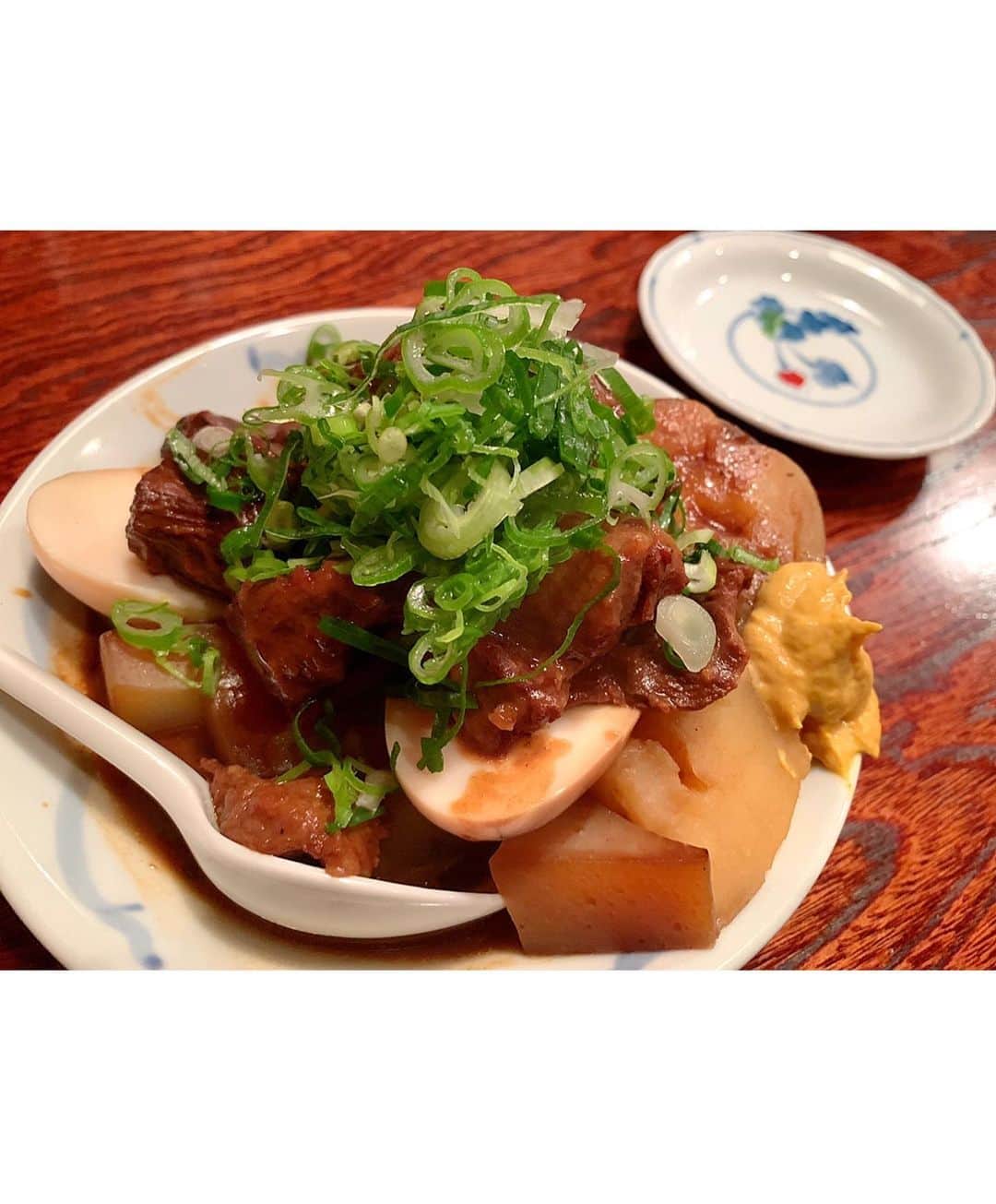 百合華さんのインスタグラム写真 - (百合華Instagram)「京都祇園にある有名老舗肉割烹『安参』にてディナータイム💕  カウンターがお薦めですが２階の御座敷は運気が上がりそうなインテリアに囲まれていてとっても縁起の良いご飯屋さん✨✨✨  ※ 触ったら絶対バチが当たりマス💦  まずは新鮮な牛肉をお任せで頂きその後は煮込みや焼きを堪能するコース料理に舌鼓🎶  風情ある佇まいに活気のある店内がいつもと変わらない華やかな祇園街を感じさせてくれました💖  #japan #日本 #kyoto  #京都 #祇園 #肉割烹 #安参 #名物お母さん #刺身 #煮込み #コース料理 #お任せコース #追加オーダー #絶品 #有名店 #縁起の良い #お賽銭 #触ってはいけません  #美食 #美食家」12月9日 13時54分 - yurika.lovelily