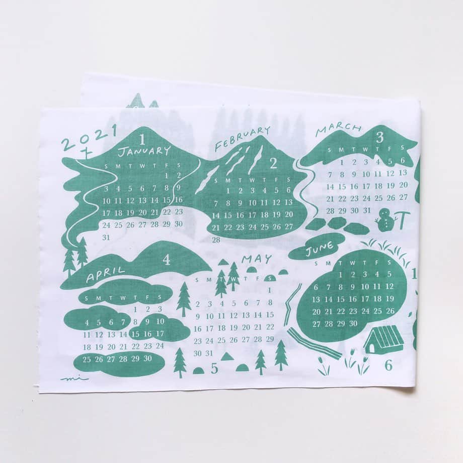 手紙社のインスタグラム：「【山の四季と山ならではのアクティビティが描かれた新作“手ぬぐいカレンダー”】﻿ “自然からの収穫”をテーマにデザインをするテキスタイルブランド「H/A/R/V/E/S/T TEXTILE/DESIGN」。毎年紙製のカレンダーを制作してきましたが、今回の布博では新しい試みとしてサスティナブルを意識した“布”で作り上げました！　この新作『手ぬぐい カレンダー2021』は、移りゆく四季や山でできるアクティビティが描かれたデザインとなっていますよ。﻿ ﻿ ーーーーー﻿ ﻿ ▼H/A/R/V/E/S/T TEXTILE/DESIGN（@midorisanada）﻿ ﻿ オンラインミーティング﻿ →12/17（木）14:00〜﻿ ﻿ ショップ販売期間﻿ →12/17（木）15:00〜12/24（木）15:00﻿ ﻿ ーーーーー﻿ ﻿ ＜新しいオンラインフェスティバル・布博　開催概要＞﻿ 会期：2020年12月14日（月）〜26日（土）﻿ チケット：一般 1,000円／手紙社の部員 900円﻿ 会場：「新しいオンラインフェスティバル・布博」公式サイト﻿ ▶︎詳細は「@textilefabrics」プロフィールのURLから！﻿ ﻿ ▶︎布博で販売されるアイテムを事前にチェックできる“プレビュー”開催中！　公式サイト「出展者一覧」の「ショップを見る」ボタンからアクセス！﻿ ﻿ ーーーーー﻿ ﻿ ◎「新しいオンラインフェスティバル・布博」は3本立て！﻿ ﻿ 1）オンラインミーティング（番組）﻿ ▶︎12/14（月）〜19（土）毎日開催！﻿ 出展者による作品紹介やアトリエツアーなどの番組を生配信！﻿ 作り手との会話をお楽しみいただけます。﻿ ﻿ 2）オンラインショッピング﻿ ▶︎12/14（月）〜毎日異なる出展者が販売を開始します！﻿ 出展者による新作や、ここでしか買えない限定作品、もちろん、定番商品も購入することができます！﻿ ※それぞれの販売期間は公式サイトからご確認ください﻿ ﻿ 3）スペシャル音楽ライブ番組﻿ 12/20（日）は7時間を超える生放送をお届け！﻿ 豪華アーティスト4組による音楽ライブや、プロのスタイリストが布博アイテムのスタイリングを紹介する「ライブスタイリング」を生配信します！﻿ ﻿ #手紙社#手紙舎#布博#オンラインイベント#新しいオンラインフェスティバル#新しいオンラインフェスティバル布博#ブローチ博#布雑貨#手芸#テキスタイル#刺繍#ブローチ博#ハンドメイド#編み物#手織り#カレンダー#手ぬぐい#山#tegamisha#nunohaku#textile#textiledesign#fabric#handmade#handcraft#accessory#embroidery#HARVESTTEXTILEDESIGN#布博まであと5日」