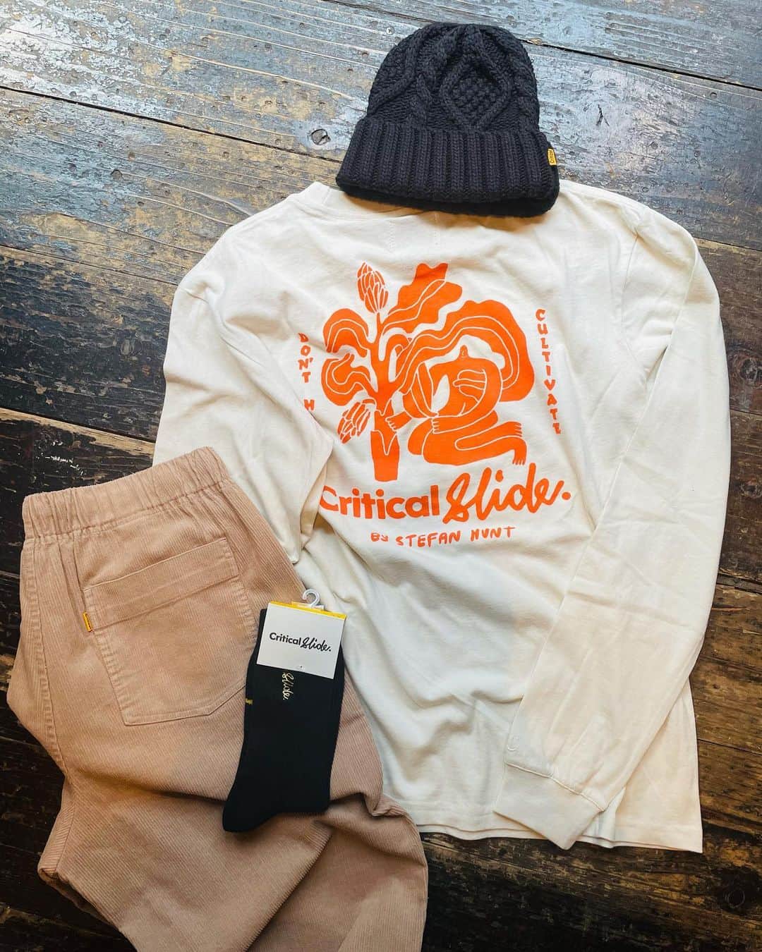 PORT of CALL Cafe&Store Tokyoのインスタグラム：「﻿ #pocdstyle﻿ -New Arrival-﻿ ＠tcss﻿ 👕Dont Hate L.s Tee﻿ (Offwhite)﻿ 👖All Day Cord Pant﻿ (Sand)﻿ 🧢🧦Cable Knit Beanie/Institute Sock﻿ Stocked @poc_daikanyama﻿ シーズンコンセプトの"DON'T HATE CULTIVATE"🍊﻿ "憎しみを捨て前向きに育もう"というメッセージ。﻿ こんなご時世だからこそ世界にテレビ電話を通じて伝えたい一言だ。👍﻿ #tcss  #criticalslide #new #collection #portofcalldaikanyama #cafeandstore」