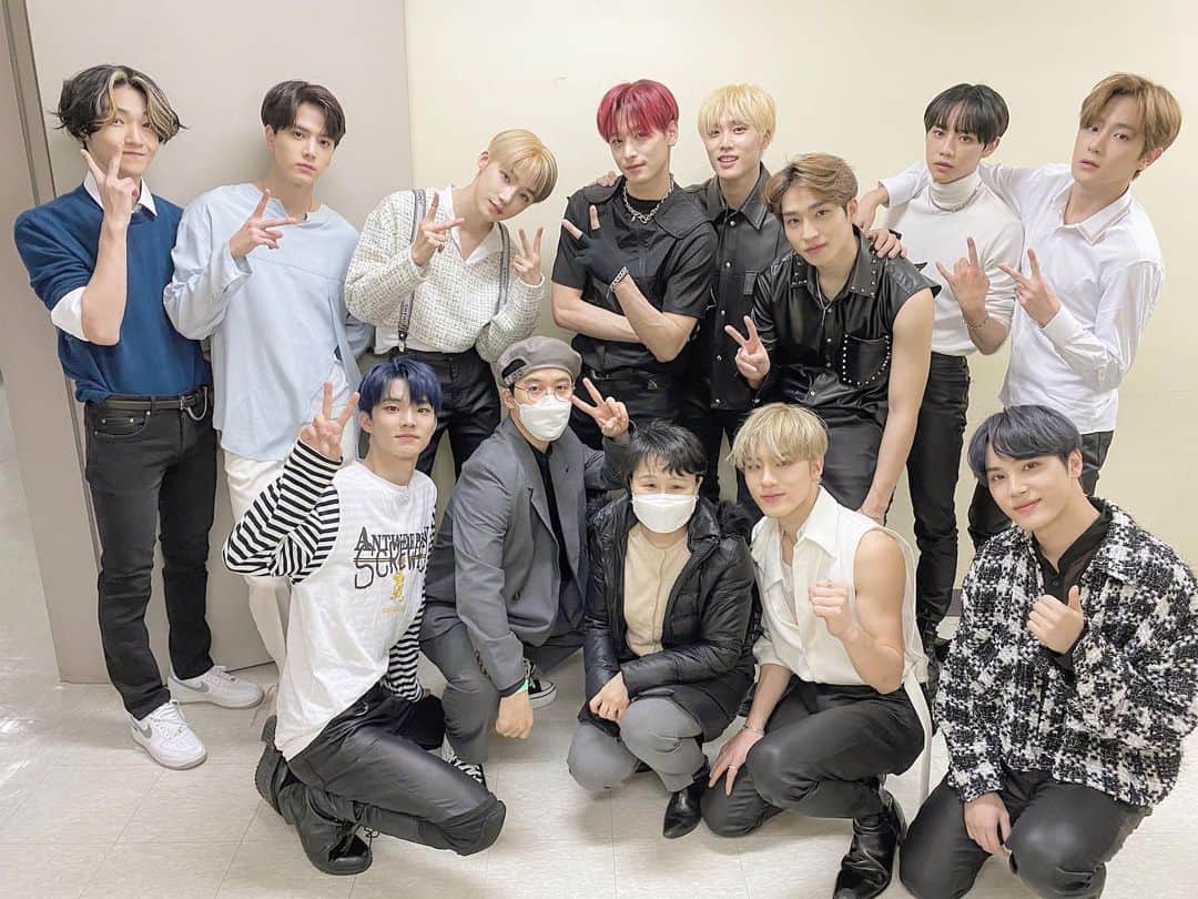 ジンソクのインスタグラム：「“Christmas Party with THE BOYZ SANTA 2020” 꽃미남들 사이에 있으니 기부니가 좋구나 ㅎㅎ 통역사님두 수고하셨습니다! イケメン達の間に挟まれてあげぽよ #THEBOYZ」