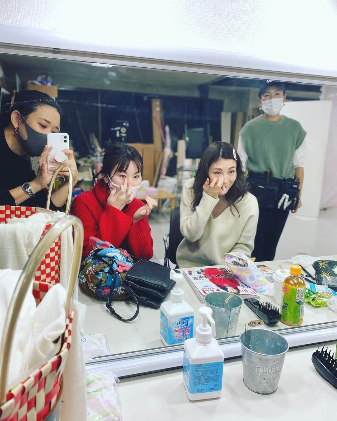 MIHOのインスタグラム：「ヘアメイクの　@k_co.higuchi さんにダイナミックに失敗したマスカラを直してもらい、ついでに@han_ye_seul_  みたいなアイラインをしてもらってウキウキ☺︎  からの  ちょっと顔かして、と、編集の @kyarish221b で練習っ  女子とわちゃわちゃ感って楽しい  そんなこんなでレディブティック1.2月号発売中！  @btq_official  @kyarish221b  @k_co.higuchi   #レディブティック #1.2月号発売中 #ヘアメイク #アイライン #紅白 #眉毛で印象かわるねー！ #失敗リペアありがとうー！ #ありがとう☺︎ #目が合いましたと表紙の写メ送ってくれてありがとう」