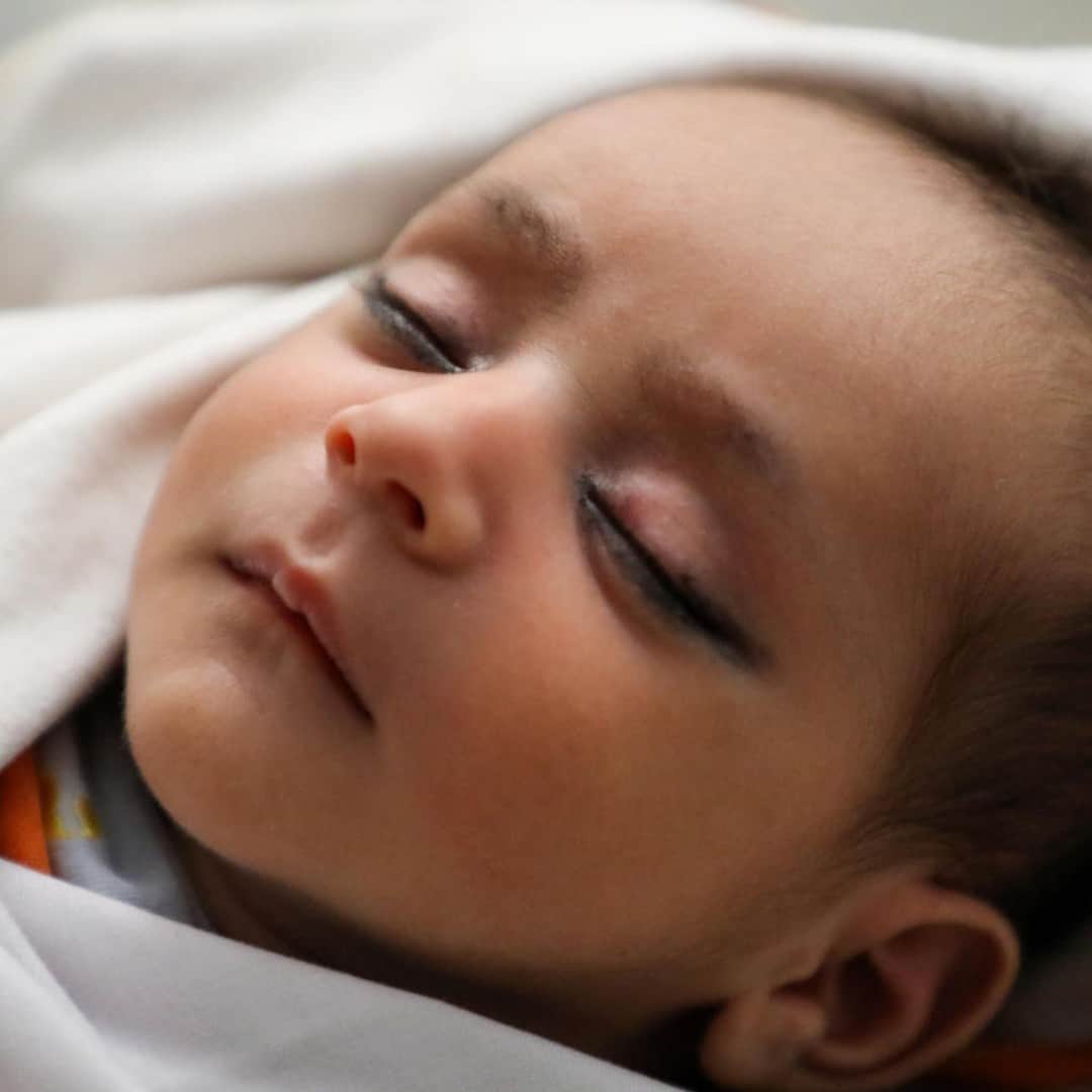 unicefさんのインスタグラム写真 - (unicefInstagram)「Two-month-old Rashid has been brought in by his sister for a #measles vaccination at a UNICEF-supported hospital in Afghanistan. ⠀ ⠀ Despite major disruptions caused by #COVID19, UNICEF helped vaccinate 3.4 million children against measles this year.⠀ ⠀ Help us protect children and babies against preventable diseases by tapping the link in our bio. ⠀ © UNICEF/UNI368588/Fazel」12月9日 14時15分 - unicef