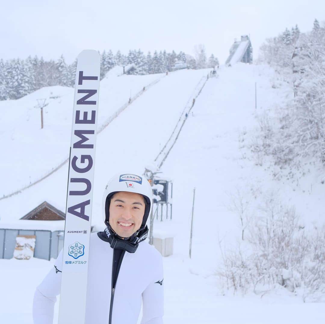 清水礼留飛のインスタグラム：「今月の4日で27歳になりました。 メッセージを送って下さった方ありがとうございました！ 無事に名寄で初飛びしてシーズンインです👍 チームメイトの皆さんに感謝です。 コロナ対策で忙しい中ジャンプ台を整備していただきありがとうございました🙇‍♂️ 17日まで合宿が続きますので悔いのないよう一生懸命頑張ります。  Thank you for birthday messages. I have been completed first jumps on the snow. It was good condition in nayoro. I’m looking forward to new season😊  #雪印メグミルク #雪印メグミルクスキー部 #megmilksnowbrand #mizuno #uvex #augmentski #fujifilmxs10 #xf23mmf2」