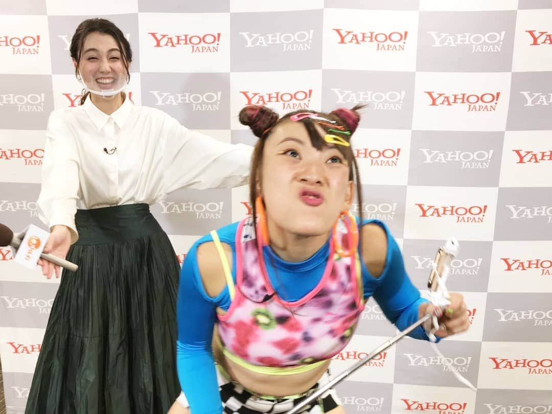 TBS「はやドキ！」さんのインスタグラム写真 - (TBS「はやドキ！」Instagram)「Yahoo!検索大賞﻿﻿ お笑い芸人部門受賞のフワちゃんを直撃🎤﻿﻿ ﻿﻿ フワちゃんの朝のルーティンは﻿﻿ 髪が濡れたまま出て、外の風を利用して乾かす！笑﻿﻿ 年に4回、この時期に風邪を引きやすいということをおっしゃっていたので、気をつけてくださいね🥺﻿﻿ ﻿﻿ フワちゃんありがとうございました🙇‍♀️﻿﻿ ﻿﻿  山形﻿ ﻿ #フワちゃん﻿ #直撃🎤﻿ #山形純菜﻿ #アナウンサー﻿ #はやドキ﻿ #tbs」12月9日 14時13分 - tbs_hayadoki