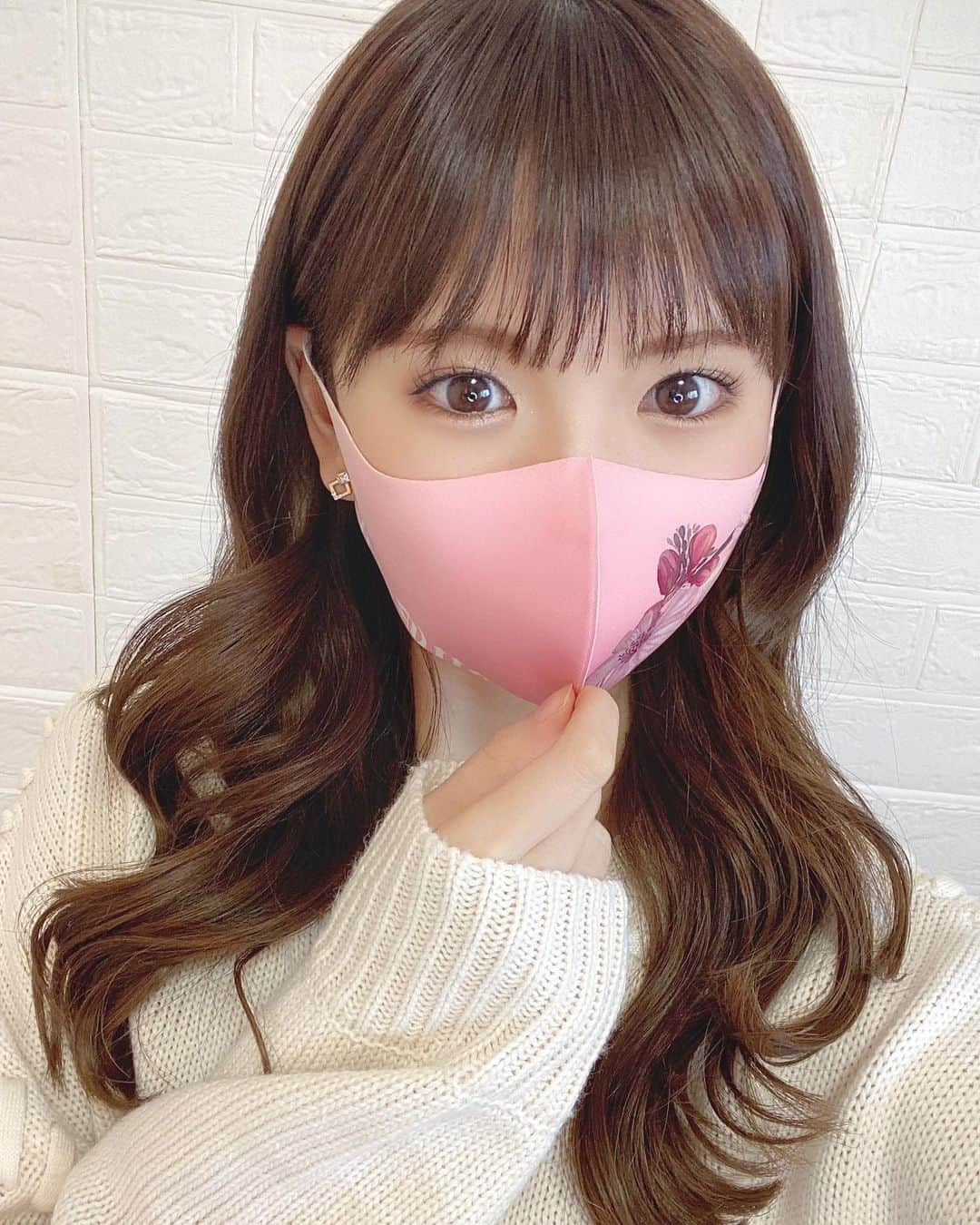 澤田有咲のインスタグラム：「最近はデューエクレットさんのファッションマスク着けてる😷💗﻿ 世界で愛用されるデューエクレットマスクが日本にも上陸したそう！早い現地配送も可能だからすぐに届きます🙌﻿ ﻿ 公式サイトはGoogleで「dieu eclat」と検索すると見れますよ〜🔎﻿ ﻿ どうせならおしゃれなマスクつけてマスク生活楽しんじゃいましょ🎶﻿ ﻿ #デューエクレット #dieueclat　#ファッションマスク #マスク #立体マスク #マスク女子 #おしゃれマスク #洗えるマスク #マスク生活 #マスクコーデ #デザインマスク #かわいいマスク＃ハンドメイドマスク ＃マスク着用＃超快適マスク ＃アートマスク﻿ 【＠dieueclat_office】【＠dieueclat_jp】」