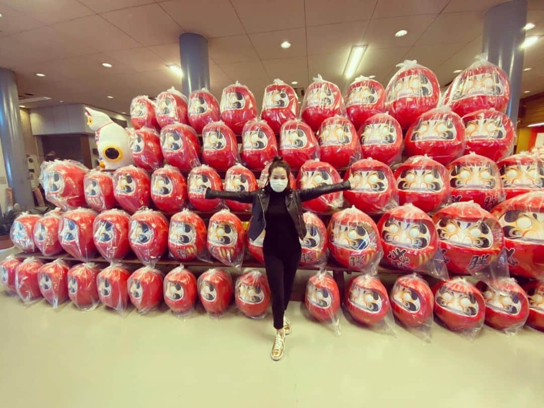 木村真野のインスタグラム：「4歳からシンクロ始めて 小学校1年生の時、全国大会出場。 3年生で初めてもらった銅メダル。 5年生で優勝して 6年生で２連覇。  そこから中学生になって金メダル、銀メダル、トロフィーなどたくさんもらえた。 毎年、高崎のだるまに目標を書いてました。 ママが始めた事だけど 今でもずっと続けてる。  25年くらいかな。笑  願いと言うより 覚悟とか宣言に近い。  最初は 全国大会【出場】から【予選突破】 それから【入賞】から【メダル獲得】 そして【優勝】から【連覇】へ。  それから【日本代表】 と長ーいお付き合いです✨✨🙇‍♀️  自分が信じる何かがあるって 素晴らしい🤩🤩  #だるま　#高崎　#大門　#目標　#覚悟　#願い　#自分らしさ　#信じるもの　#感謝　#ありがとう　#mayasaya #japan #twins #daruma #wish #professional  @chihiro.1105」