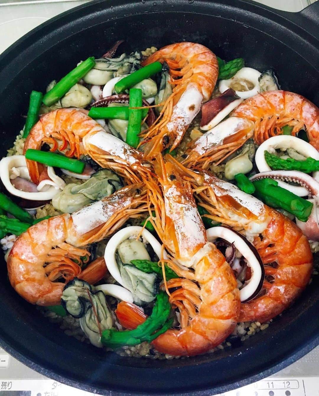 のインスタグラム：「こんにちは🌞﻿ 今日は @akemi_kun さんの投稿をご紹介します🐟❤️﻿ オンラインクリスマス会で #速水もこみち さんに教えてもらった #速水流和風海鮮パエリア を作ってくださいました🥘😍✨✨﻿ ﻿ .﻿ .﻿ .﻿ ﻿ ﻿ ﻿ にんべんだしアンバサダーのオンラインクリスマス会🎄で教えていただいた海鮮パエリアのちょいアレンジ🥘﻿ ﻿ 玄米を使って作ってみました❣️﻿ ﻿ 玄米なので水分量や炊き時間は変えましたが、味付けは白だしゴールドだけ❣️﻿ ﻿ テーブルに出したら家族から歓声が❣️﻿ ﻿ やったね😆💕﻿ ﻿ #速水もこみち﻿ ﻿ #もこみち流和風海鮮パエリア﻿ ﻿ #にんべん講座﻿ ﻿ #だしのある生活﻿ ﻿ #にんべんだしアンバサダー﻿ ﻿ #にんべん﻿ ﻿ #白だしゴールド﻿ ﻿ #オンラインイベント﻿ ﻿ #オンラインクリスマス会﻿ ﻿ #オンライン料理教室﻿ ﻿ #クリスマスレシピ﻿ ﻿ #クリスマス会﻿ ﻿ #簡単レシピ﻿ ﻿ #パエリア﻿ ﻿ #海鮮パエリア」