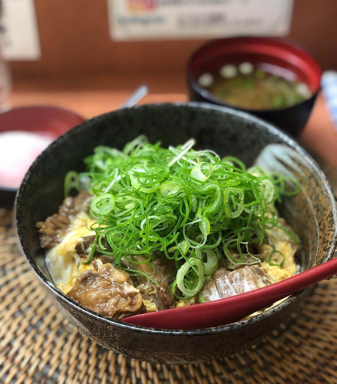 駿河太郎のインスタグラム：「昨日から関西へ来ております 仕事場は和歌山、大阪ですけど… 関西に帰ったら食べたいもんが山ほどある（笑） 今日はゆっくりなんで、神戸まで足を伸ばして　@koujiya_official  へ  久々にお母さんにも会えたし、安定のすじ玉丼‼️  幸せでしたー☺️」