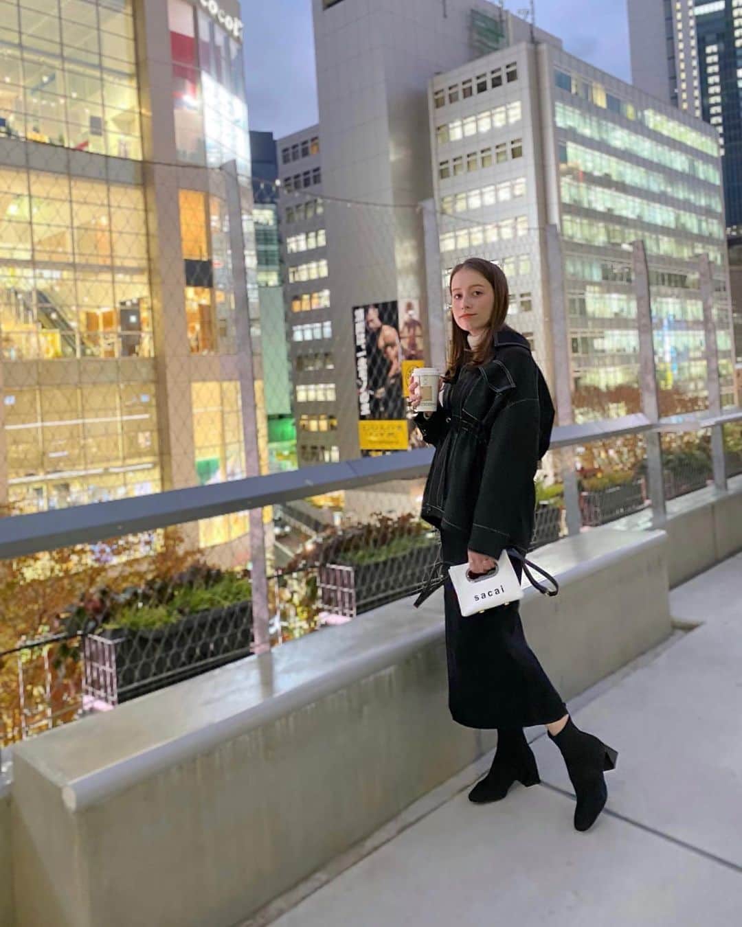 ドーキンズ英里奈のインスタグラム：「ステキなブーツに出会いました👢 ⠀ 去年くらいから、 自分が消費する商品に対して考えることって 大切だなーと思うようになったのですが ⠀ 2020年話題になってきている 【サステイナブル】とか【エシカル】です。 ⠀ いとこが環境活動をしていたり ステキな友達に影響されたり 消費について考えることが最近増えました☺️ ⠀  ⠀ このブーツは 海で回収されたペットボトルから作られていて エコフレンドリーなの。 ⠀ ニット素材だからすごくフィットして 歩きやすいので、お気に入りになりました〜！ ⠀ ⠀ フラットシューズも色々あるから すでにもう一足ほしいなぁと見てマス。 ⠀ もしよかったら 紹介クーポンコードあるのでぜひ 👉🎟DAWKINS ⠀ 2021/5/1までは10％の割引になるよ😊 ⠀ ⠀ ⠀ 消費するもの全部が全部！というのは やらなくてもいいかなと思うけれど… ⠀ 同じようなプロダクトでどちらか選べるならば 環境や人に優しいものを消費していきたいな と思う今日この頃です。 ⠀ ⠀ ⠀ ⠀ ⠀ #VIVAIA #Vpurpose #Vcycle #Vegan #Sustainable#サスティナブル #サステナブル #エコフレンドリー#モノトーンコーデ#ニットブーツ#宮下パーク #miyashitapark#157cmコーデ」